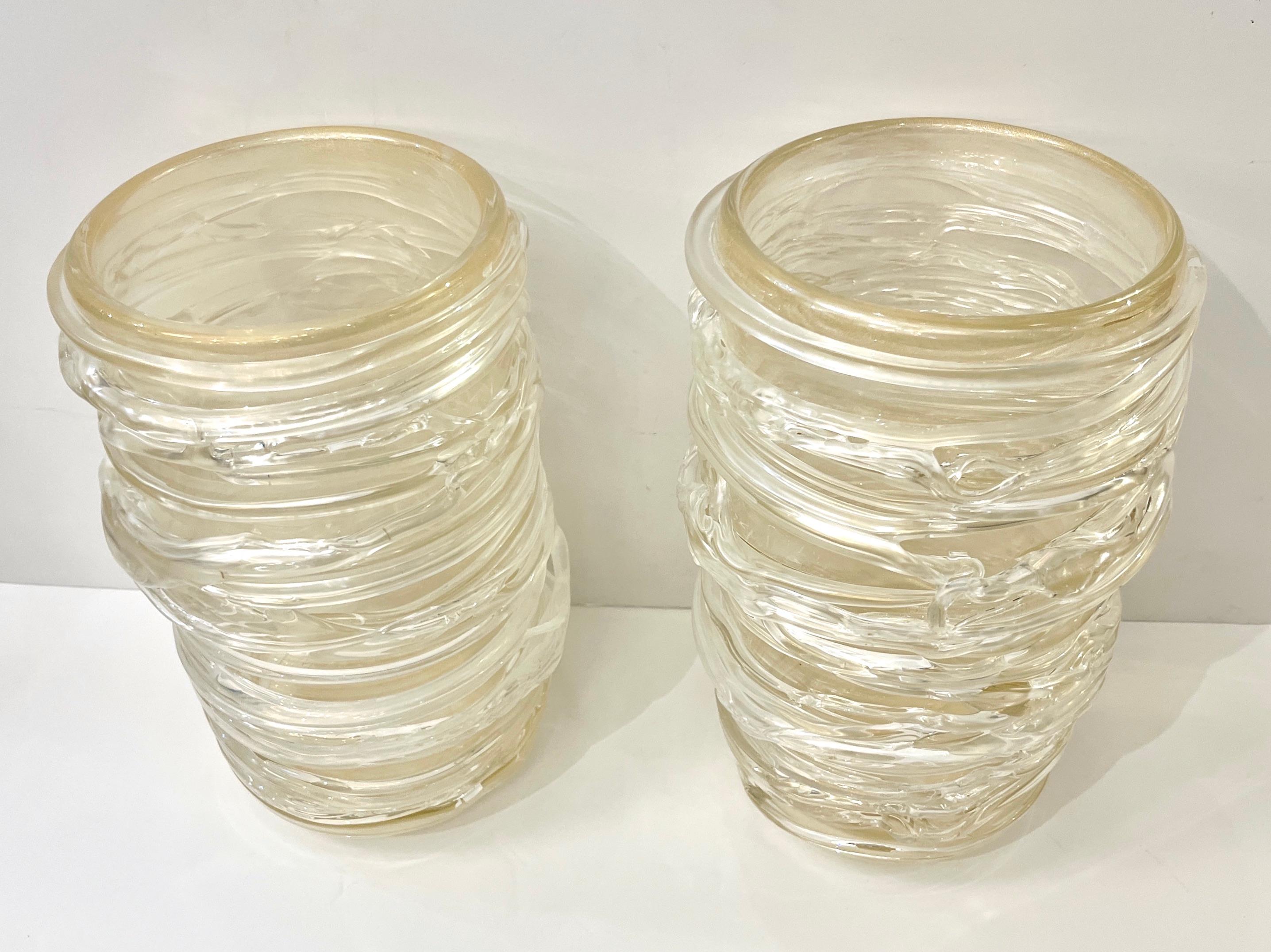 Atemberaubende Vasen aus hochwertigem Murano-Glas, deren Korpus mit einem postmodernen Dekor verziert ist, umwickelt mit irisierenden Fäden aus kristallklarem Glas, die frei von Hand in einem zarten, erhabenen Muster aufgetragen werden und so
