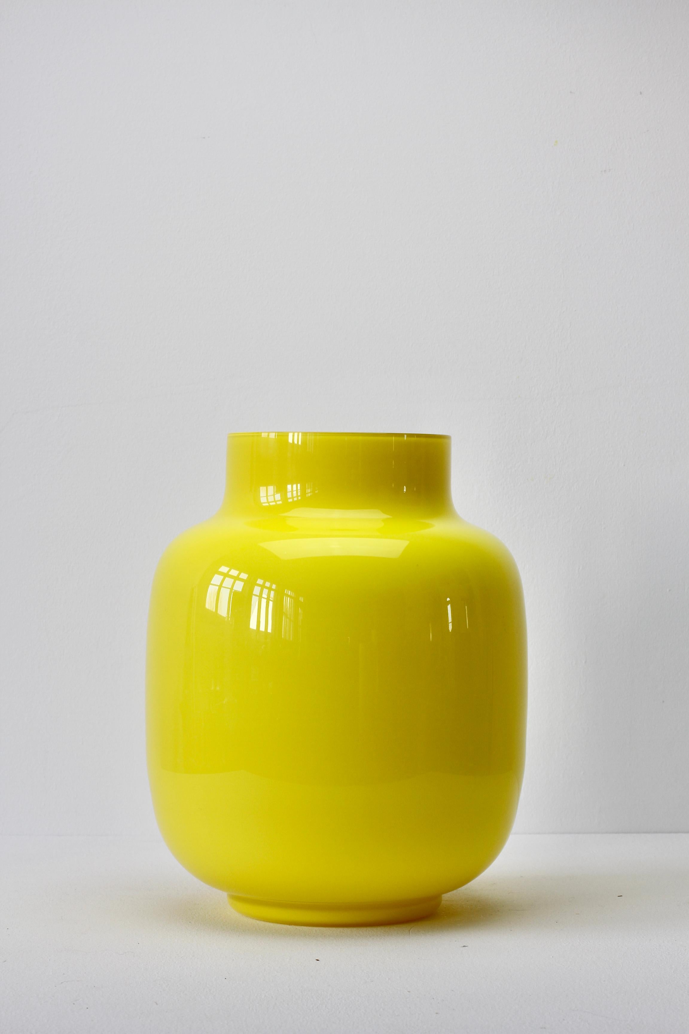 Cenedese Large Bright Yellow Vintage Italian Murano Art Glass Lidded Jar or Vase For Sale 9