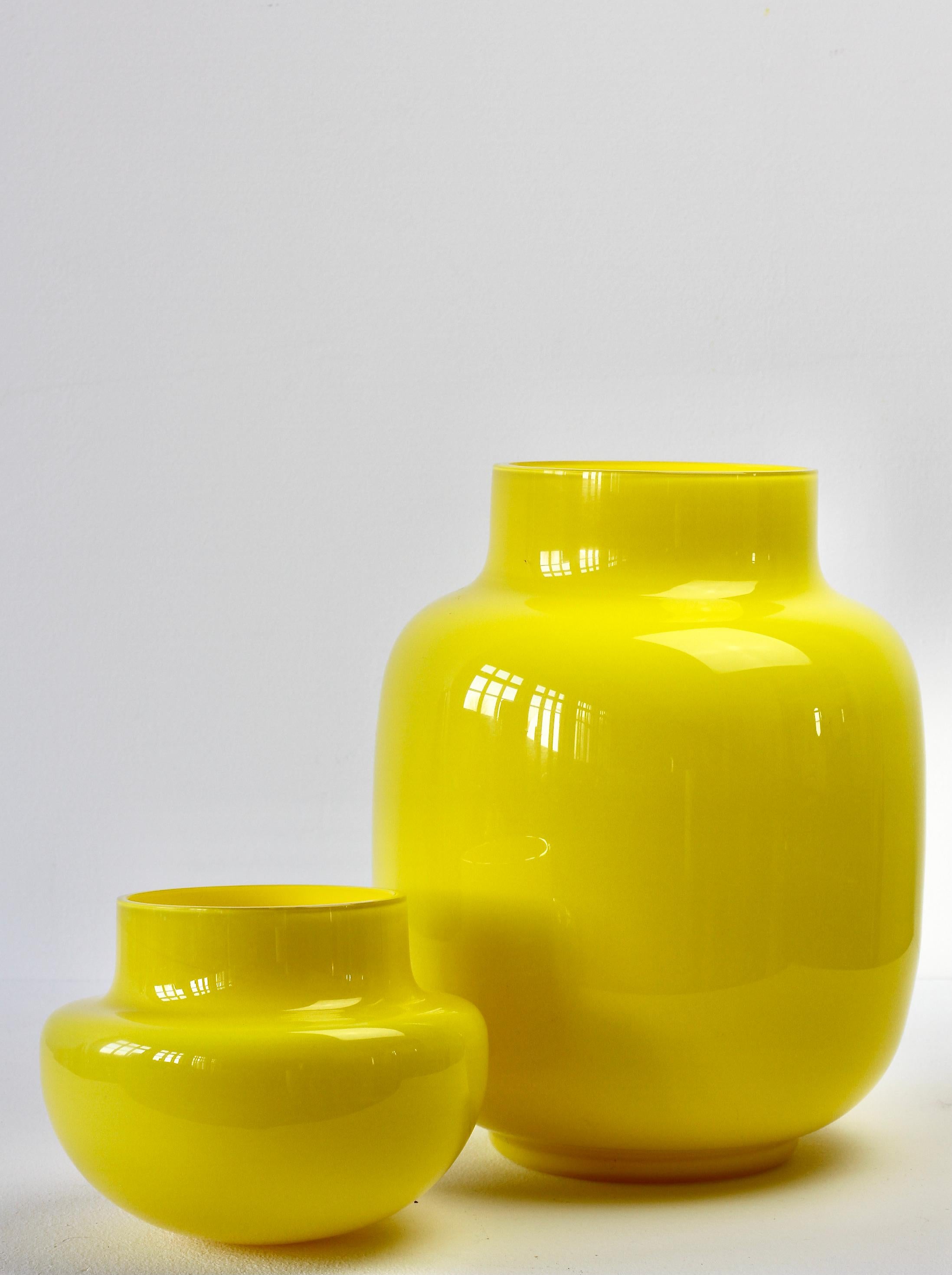 Cenedese Large Bright Yellow Vintage Italian Murano Art Glass Lidded Jar or Vase For Sale 11