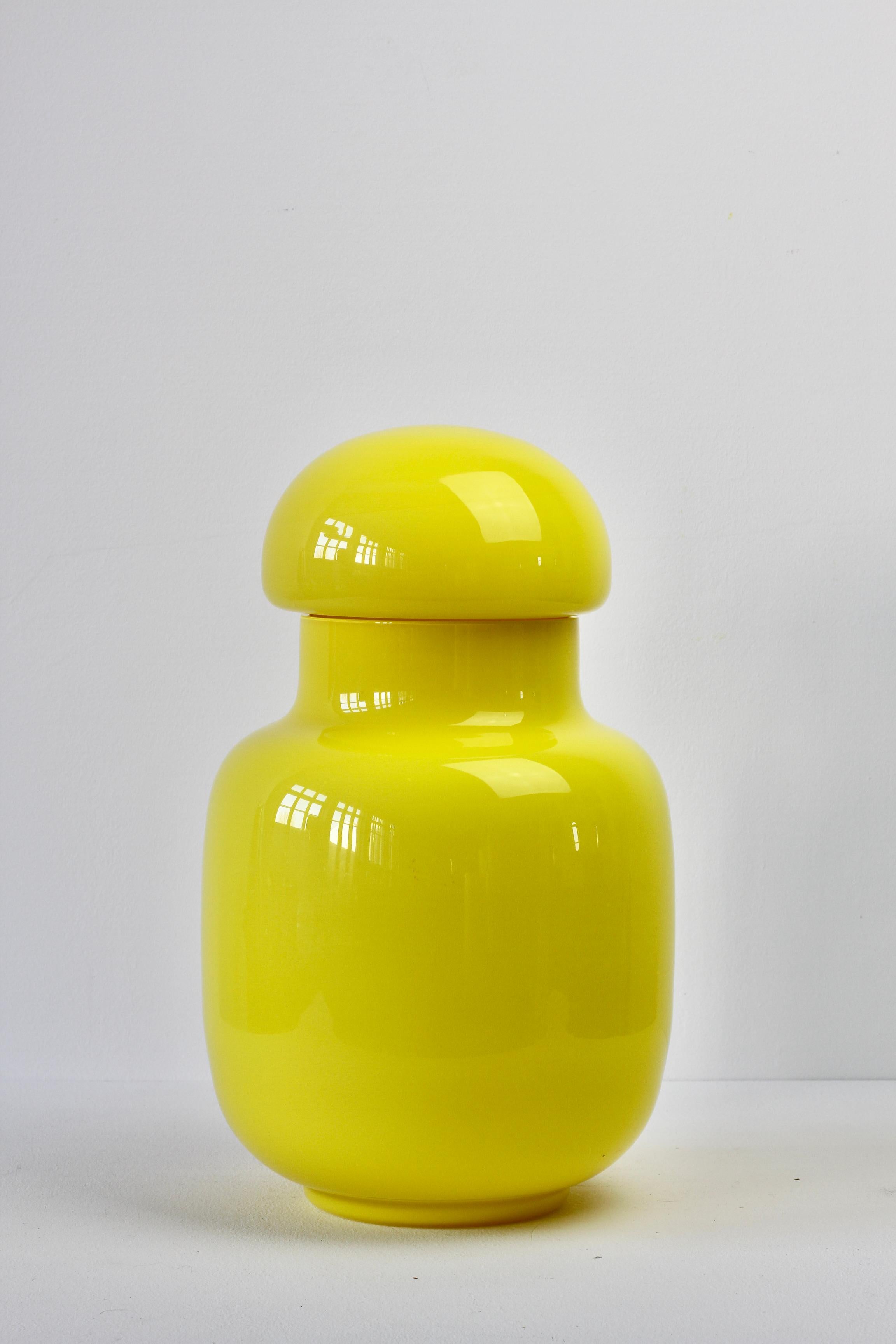 Cenedese est une grande, haute et rare jarre, vase ou récipient en verre de Murano jaune vif du milieu du siècle dernier, fabriqué à Venise, Italie, vers 1970-1990. Particulièrement frappant par sa forme et sa grande taille, ce récipient possède