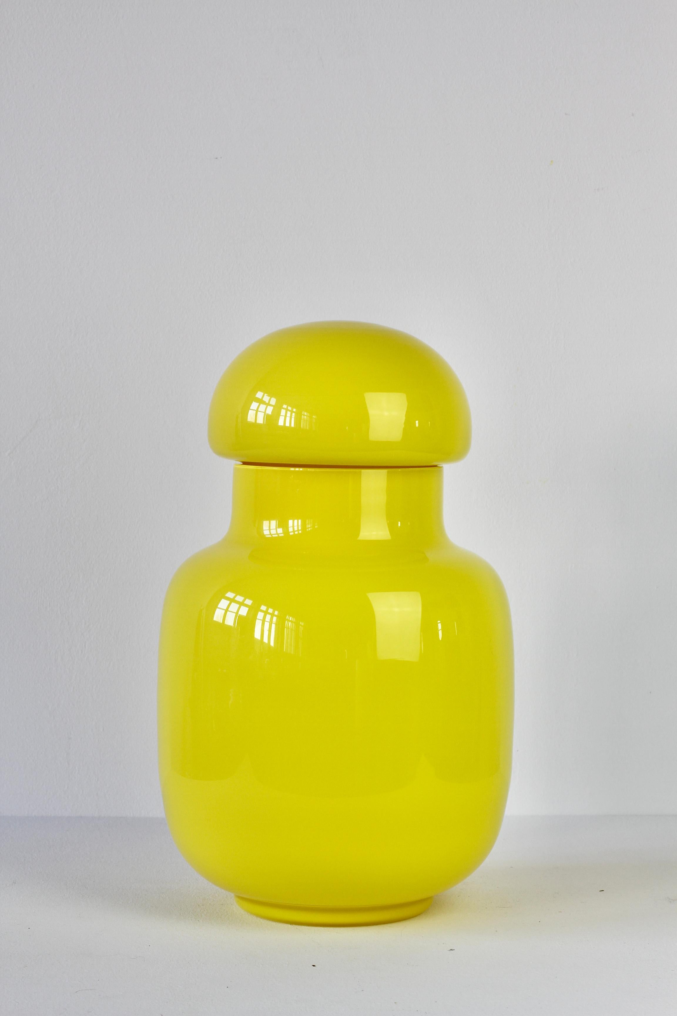 Cenedese Large Bright Yellow Vintage Italian Murano Art Glass Lidded Jar or Vase In Excellent Condition For Sale In Landau an der Isar, Bayern