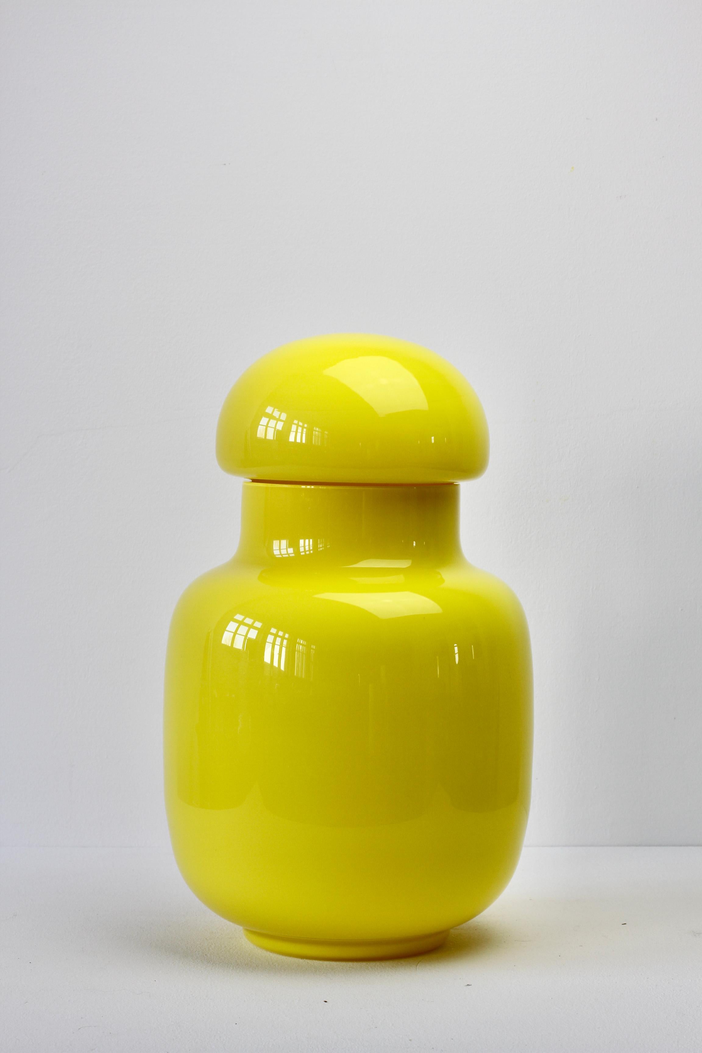 Verre brun Grand vase ou pot à couvercle en verre d'art italien de Murano jaune vif Cenedese en vente