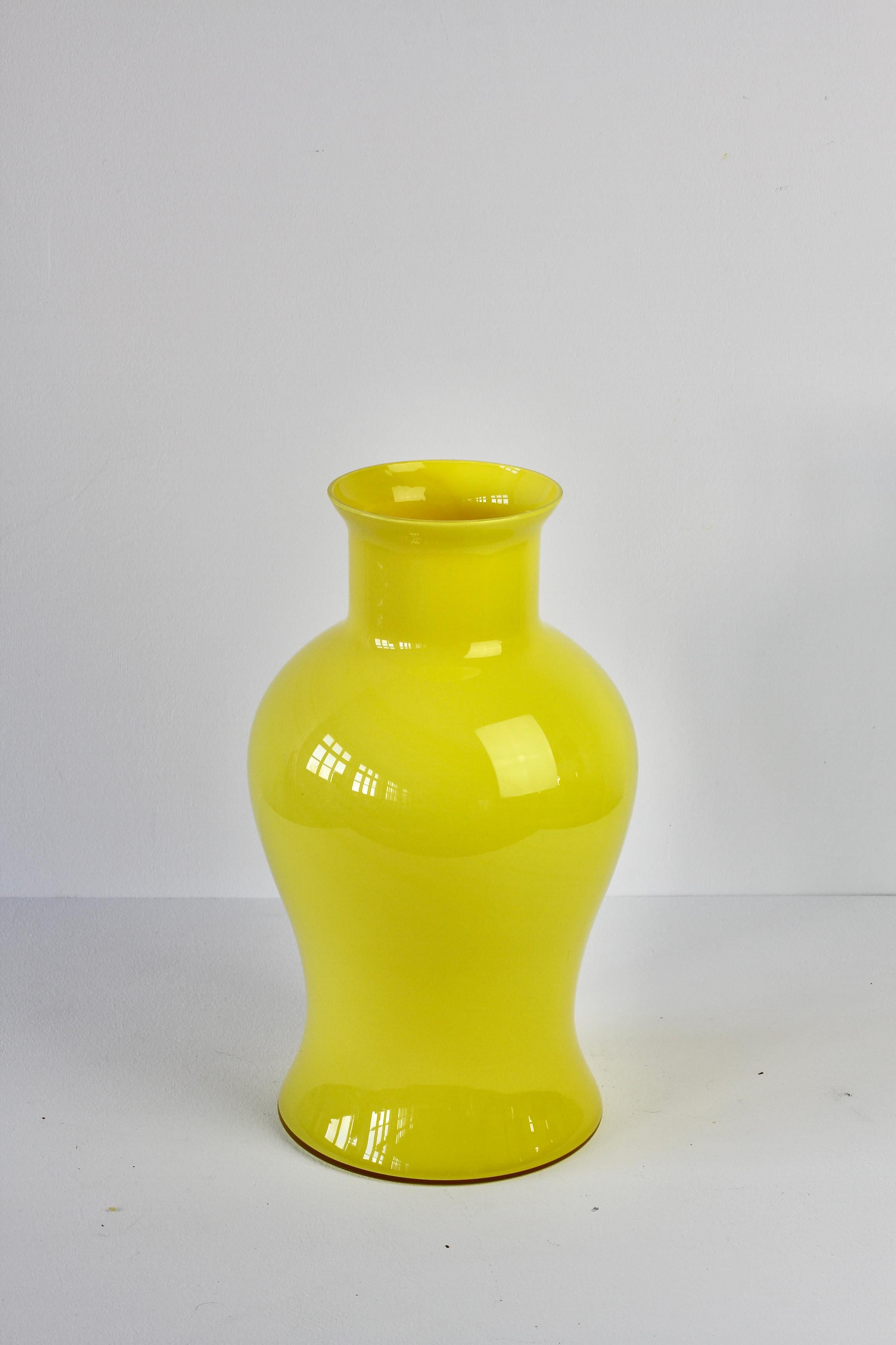 Cenedese Large Bright Yellow Vintage Italian Murano Art Glass Vase For Sale 4