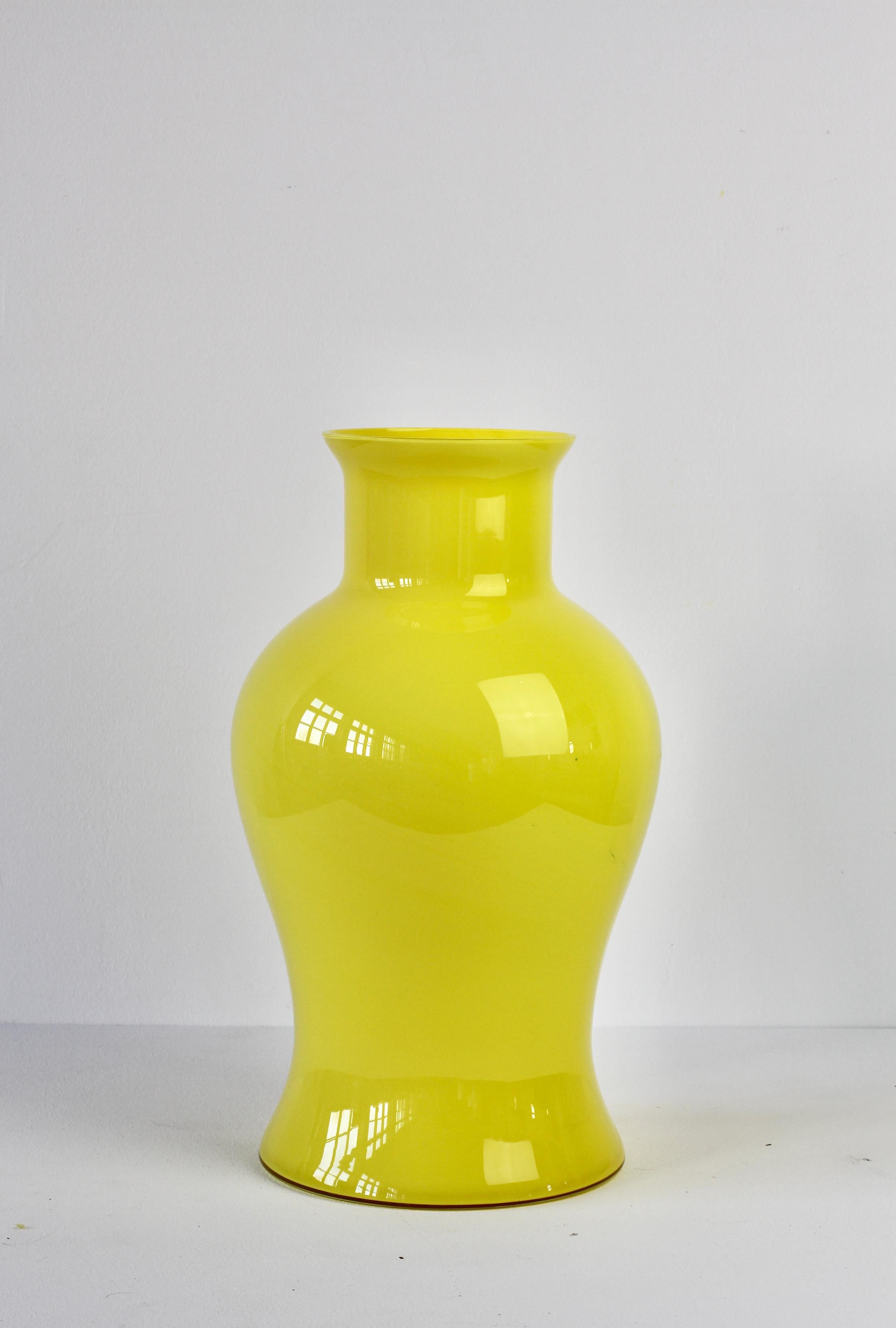 Cenedese seltene hellgelbe Vase oder Gefäß aus Muranoglas aus der Mitte des Jahrhunderts, hergestellt in Venedig, Italien, ca. 1970-1990. Besonders auffallend ist die Form und die Größe dieses Gefäßes, das alle Merkmale einer handgedrehten Töpferei