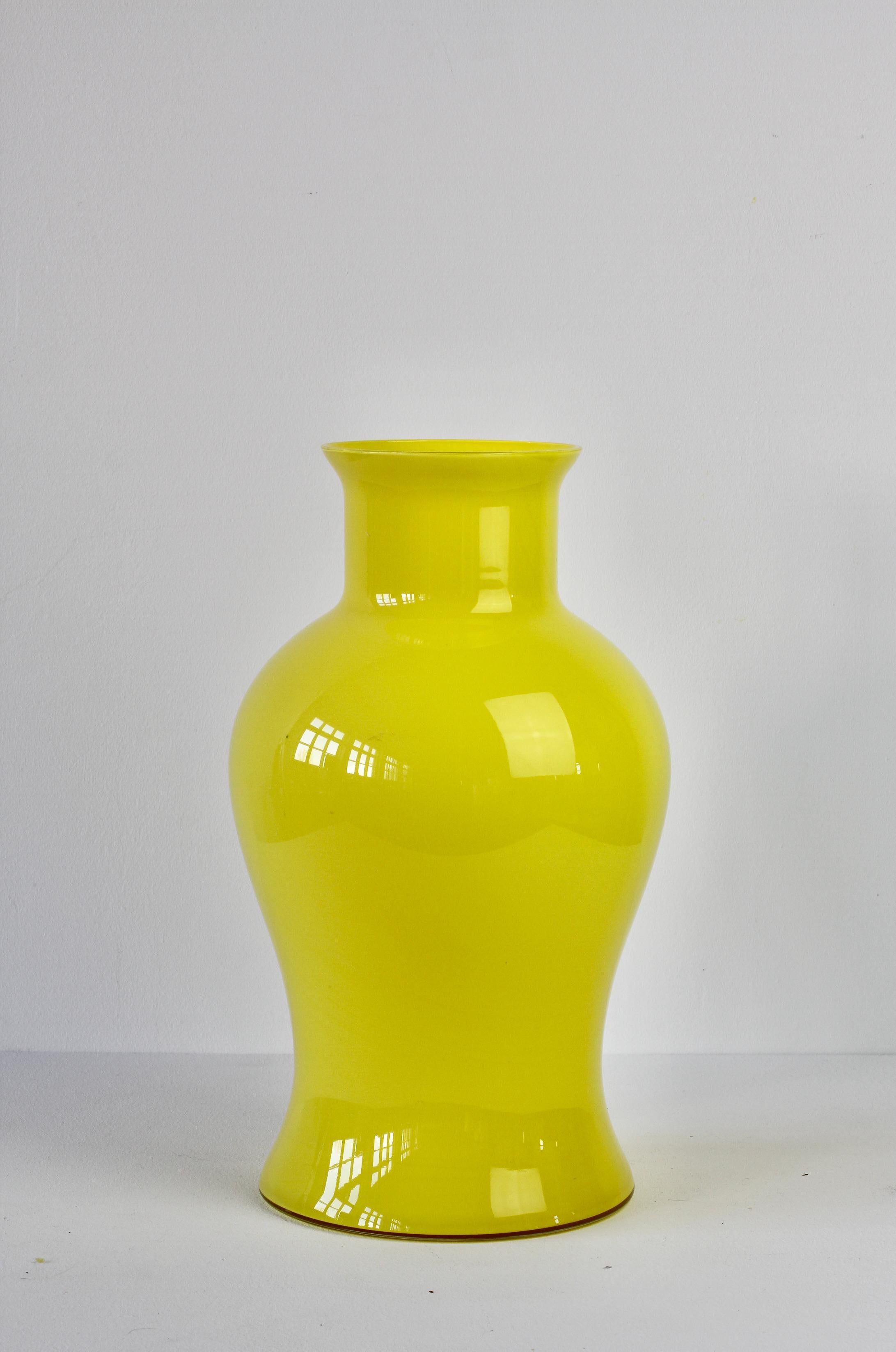Große hellgelbe Cenedese-Vase aus italienischem Murano-Kunstglas im Vintage-Stil (Italienisch) im Angebot