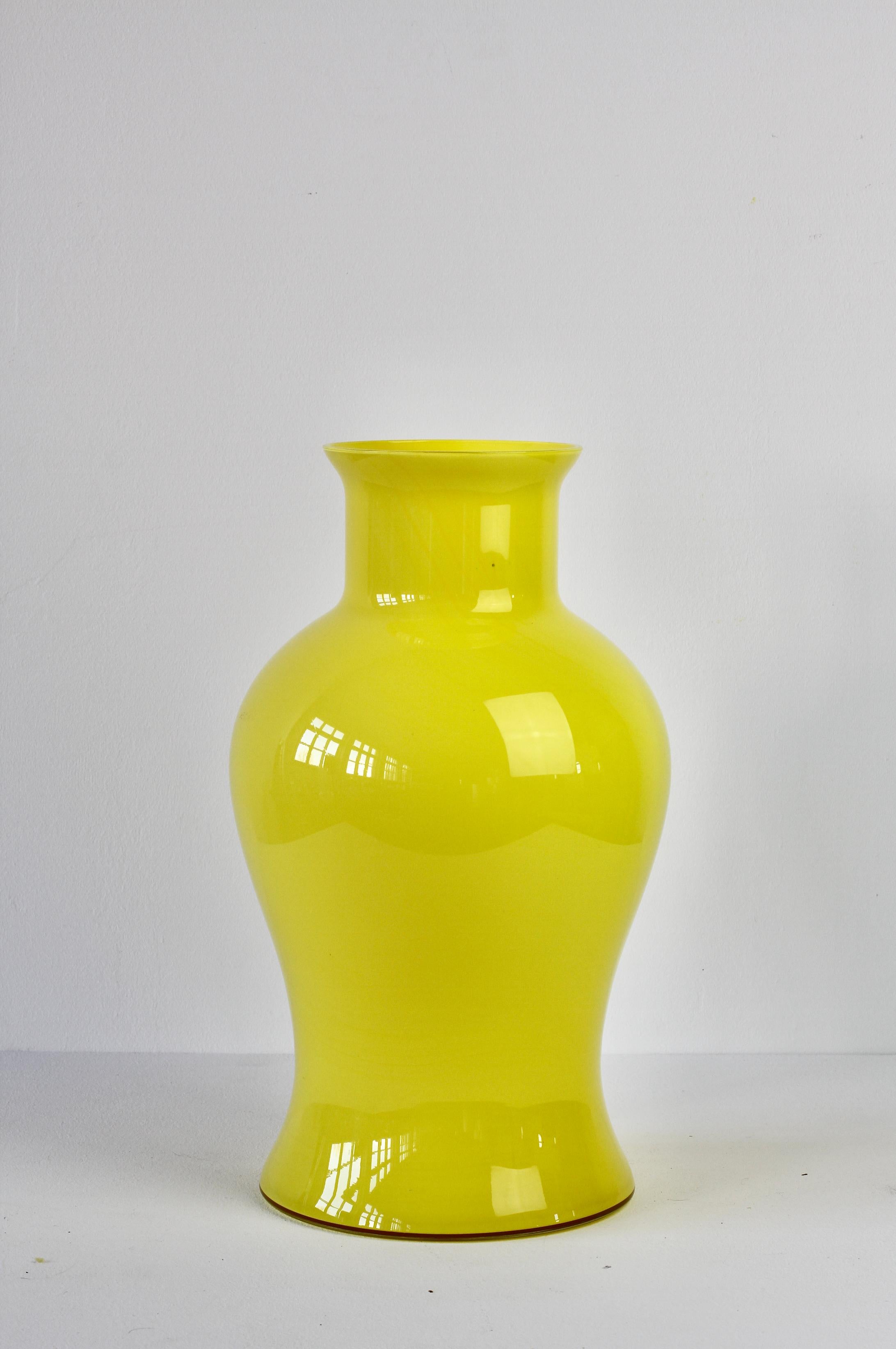 Große hellgelbe Cenedese-Vase aus italienischem Murano-Kunstglas im Vintage-Stil im Zustand „Gut“ im Angebot in Landau an der Isar, Bayern