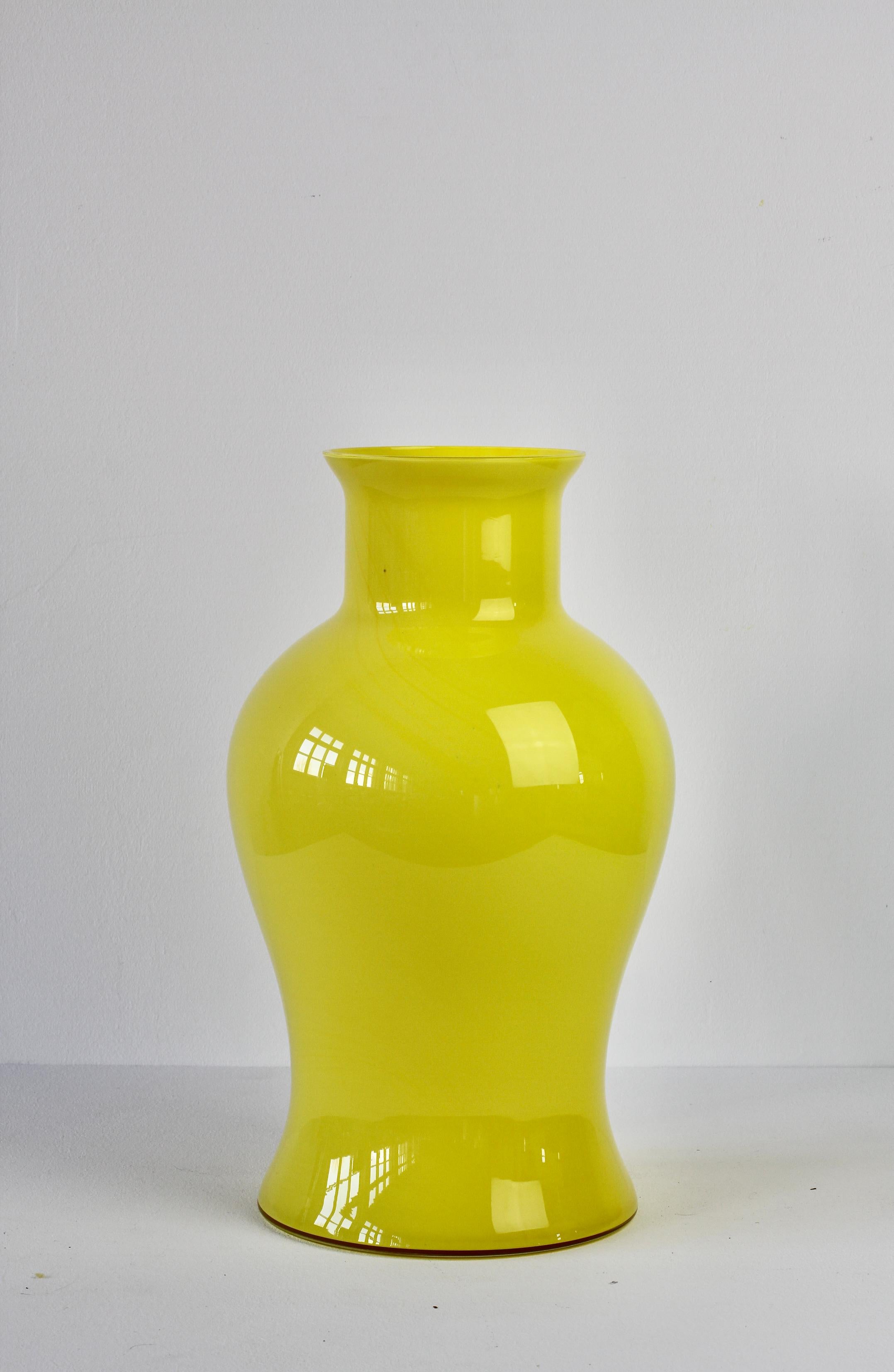 Cenedese Gran Jarrón Amarillo Brillante Vintage Italian Art Glass de Murano siglo XX en venta