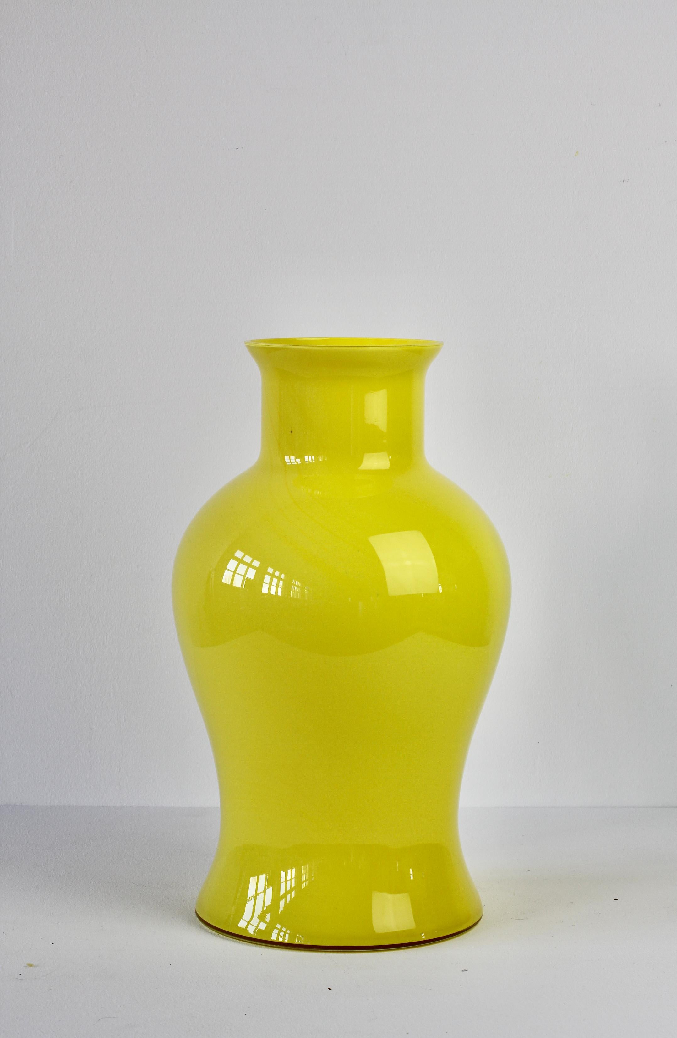 Große hellgelbe Cenedese-Vase aus italienischem Murano-Kunstglas im Vintage-Stil (20. Jahrhundert) im Angebot