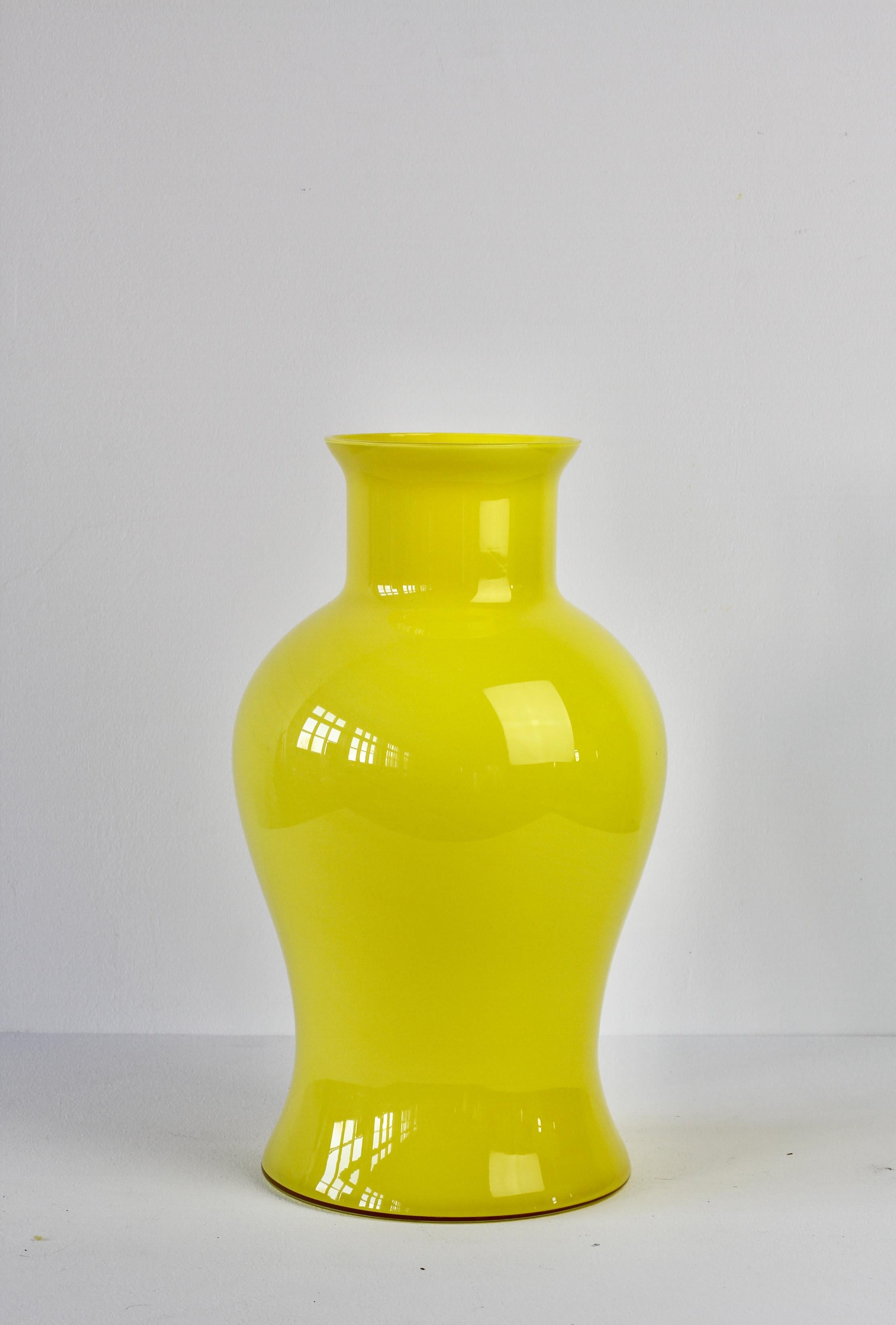 Große hellgelbe Cenedese-Vase aus italienischem Murano-Kunstglas im Vintage-Stil (Geblasenes Glas) im Angebot