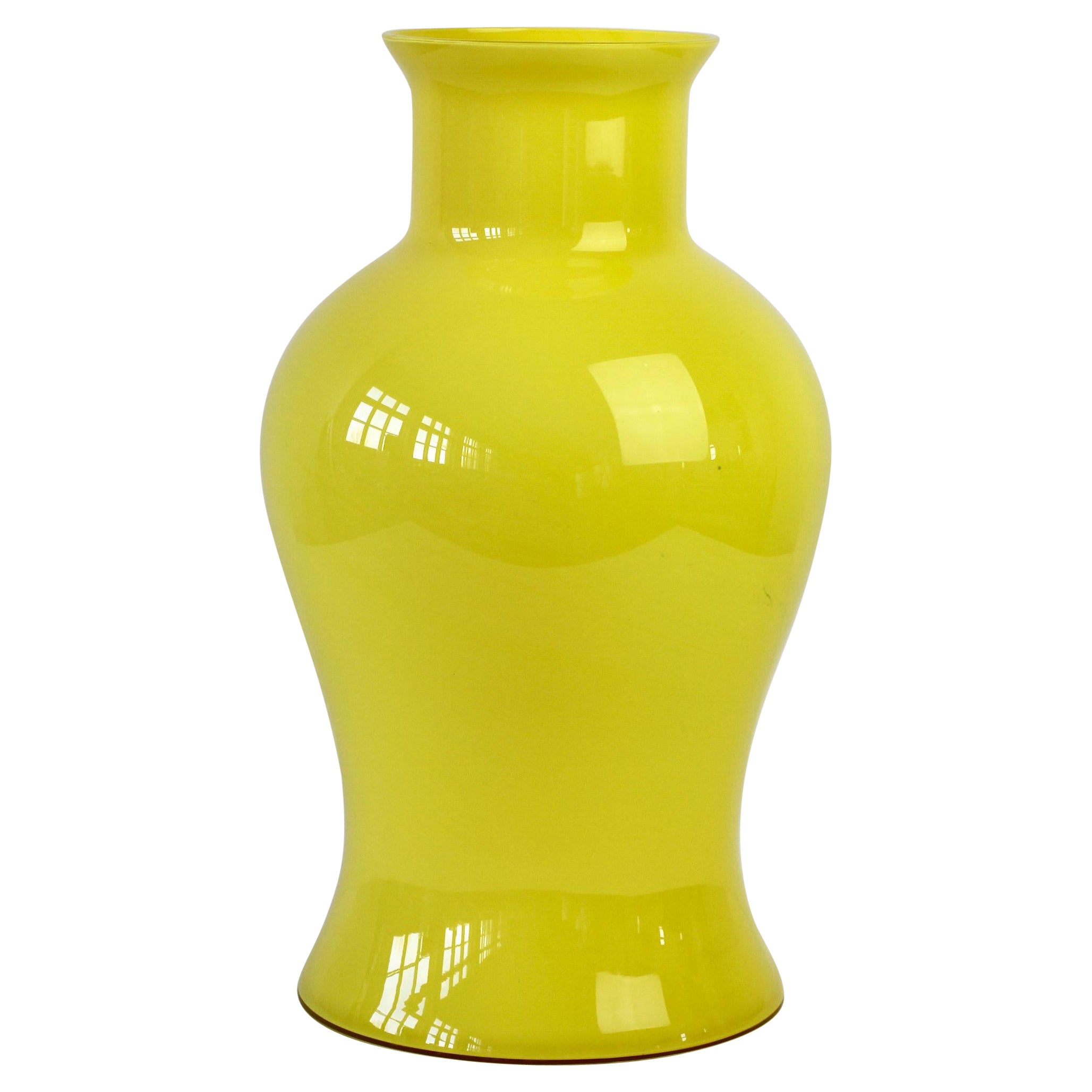 Vaso in vetro di Murano Cenedese grande, giallo brillante e d'epoca