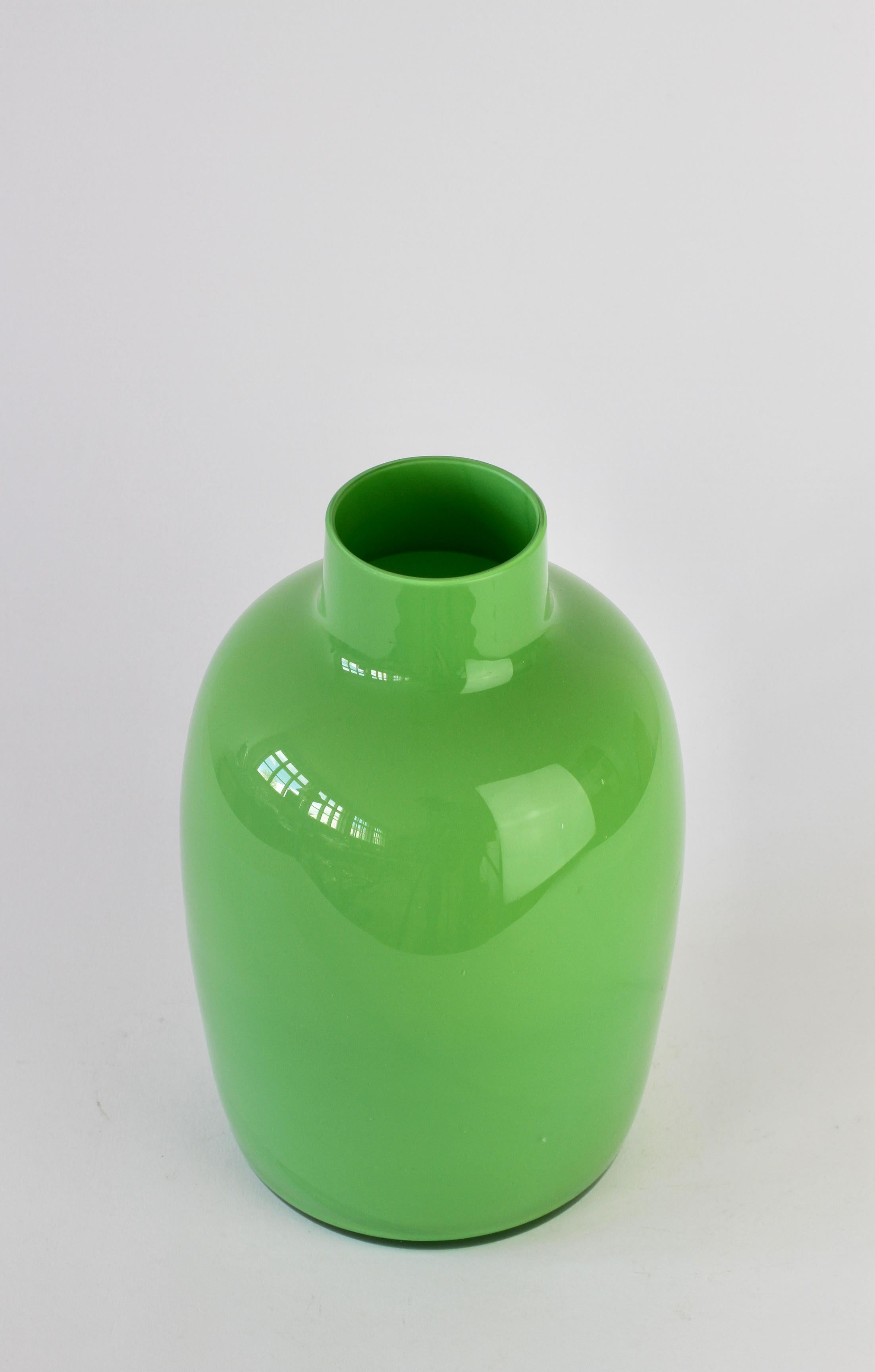 Mid-Century Modern Cenedese Large Green Vintage Italian Venetian Murano Glass Vase For Sale