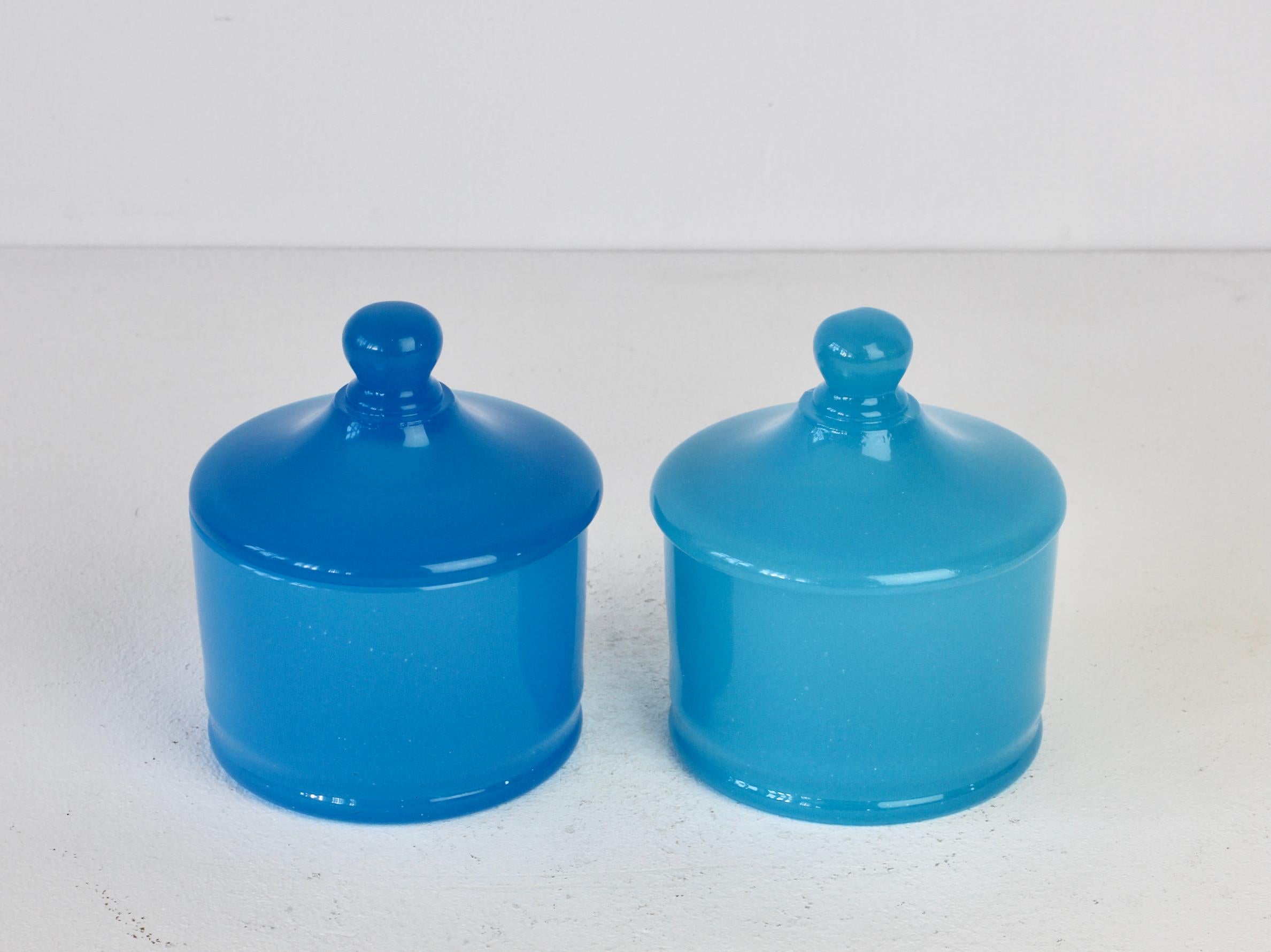 Cenedese Mid-Century Blue Pair of Italian Murano Glass Apothecary Lidded Jars In Excellent Condition In Landau an der Isar, Bayern