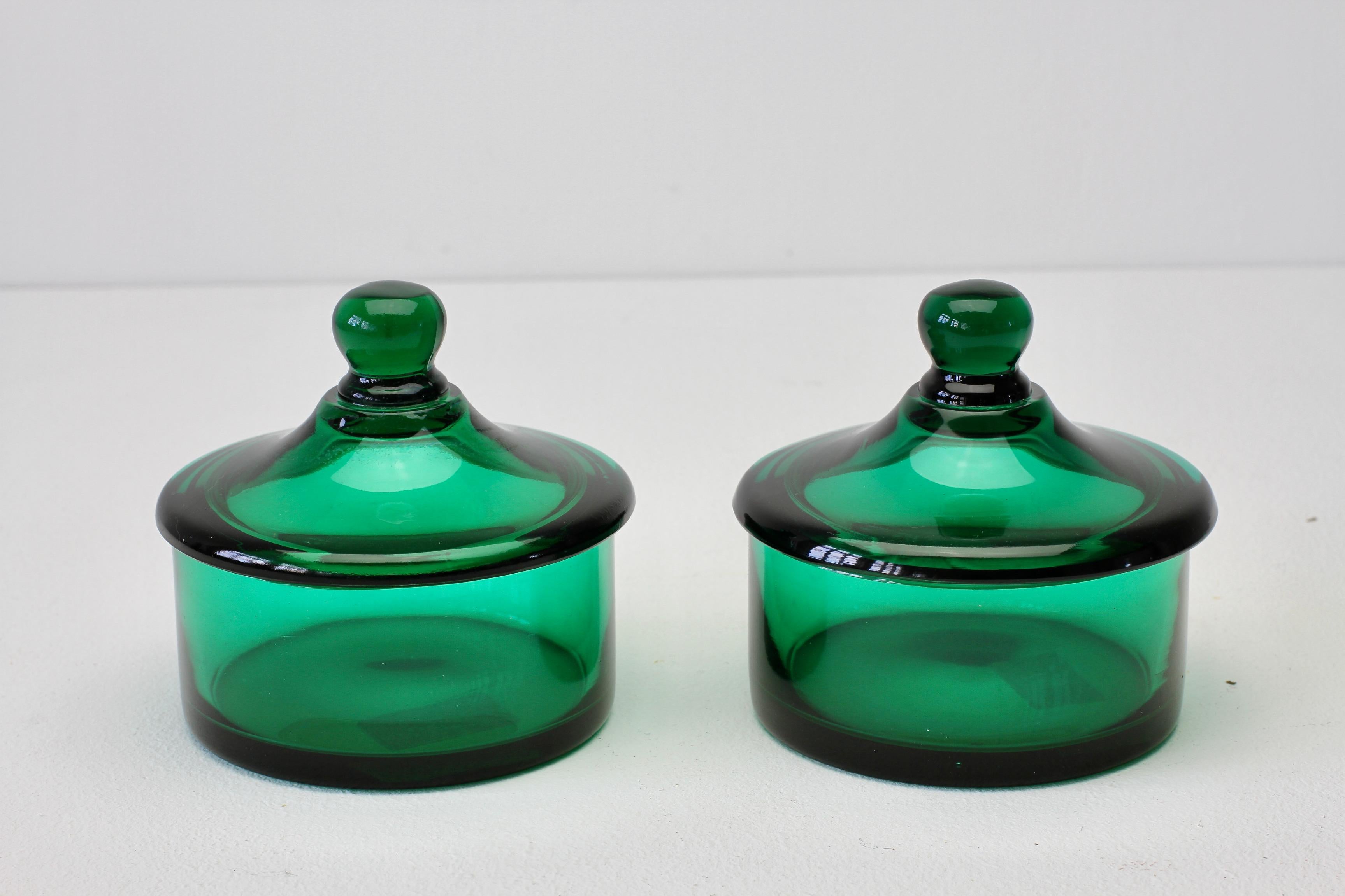 Paar grüne italienische Muranoglas-Apothekergläser mit Deckel von Cenedese aus der Mitte des Jahrhunderts (Moderne der Mitte des Jahrhunderts) im Angebot