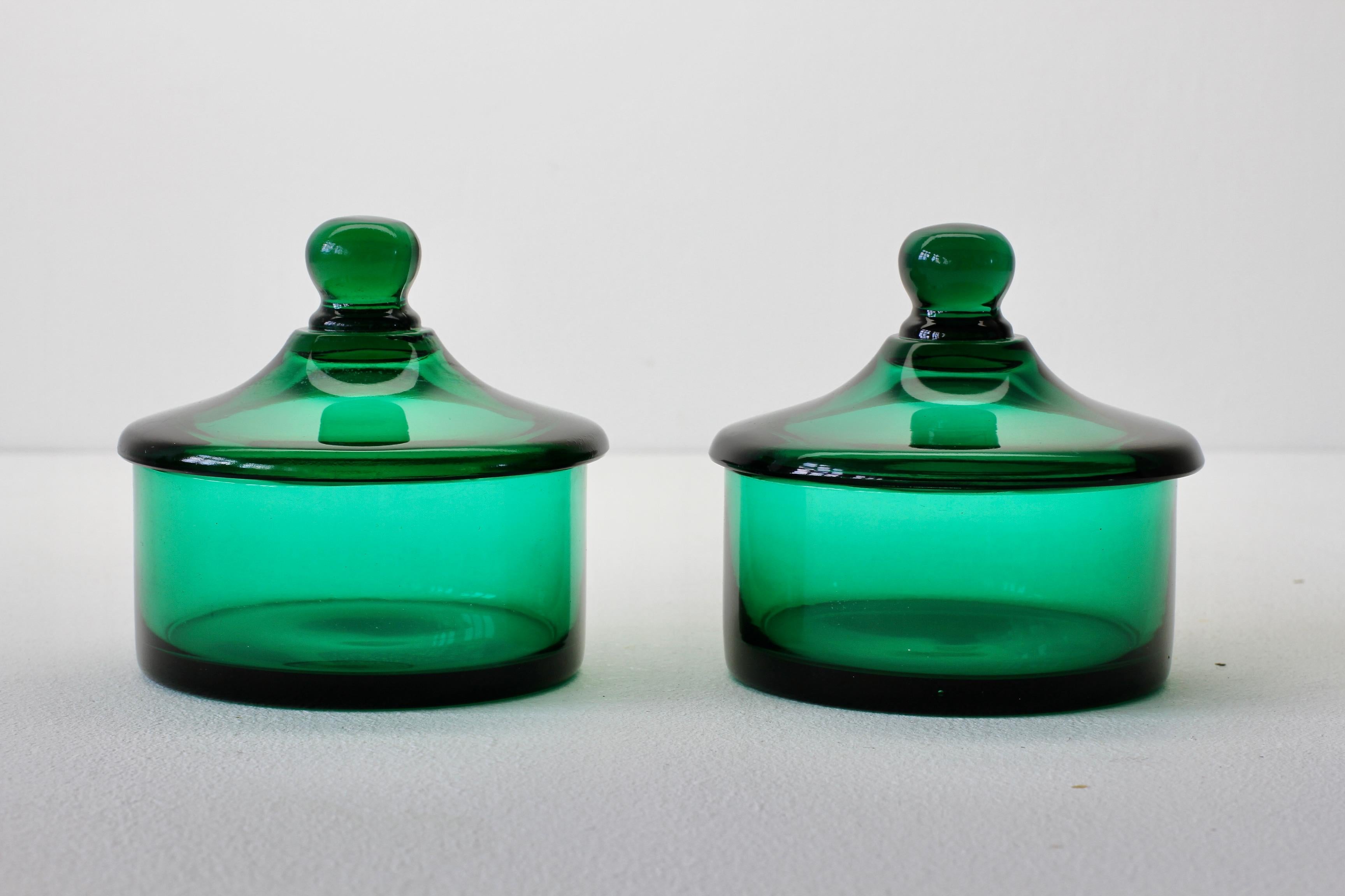 Cenedese Mid-Century Green Pair of Italian Murano Glass Apothecary Lidded Jars In Excellent Condition For Sale In Landau an der Isar, Bayern