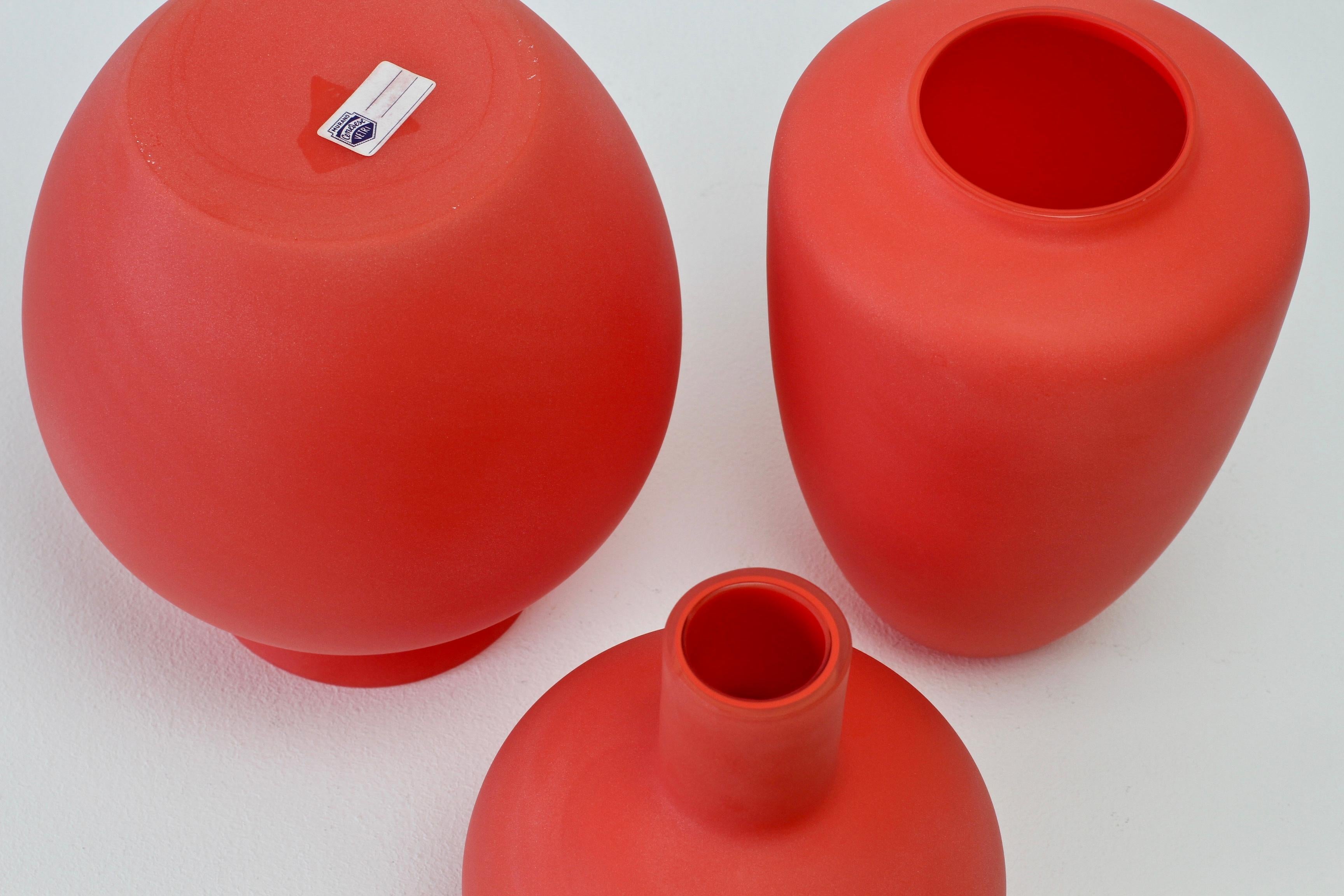 Drei italienische Vintage-Vasen aus rotem Satin und mattem Muranoglas von Cenedese aus der Mitte des Jahrhunderts (Geblasenes Glas) im Angebot