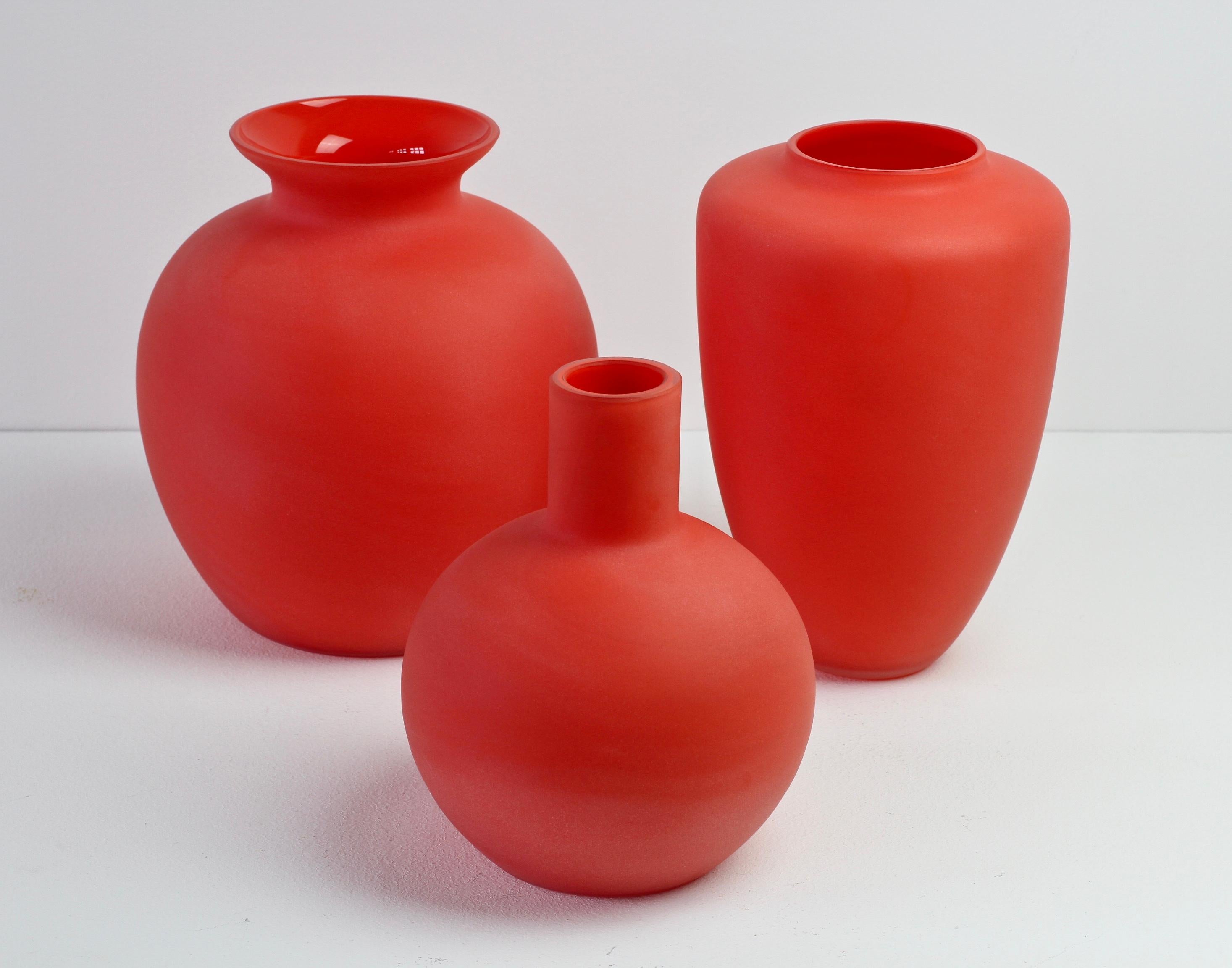 Cenedese Midcentury Trio of Vintage Italian Red Satin Matt Murano Glass Vases In Good Condition For Sale In Landau an der Isar, Bayern