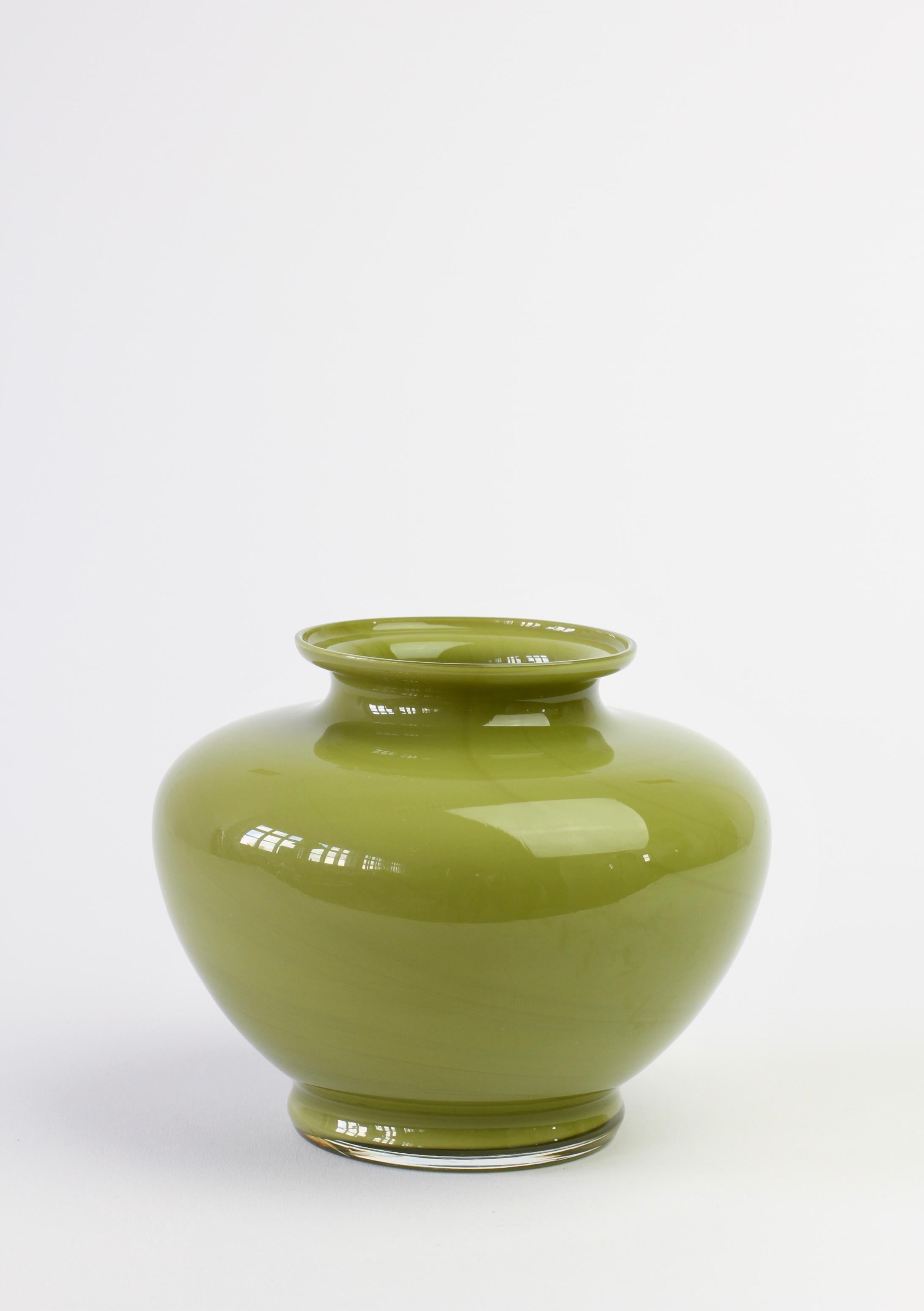 Vase ou récipient en verre de Murano vintage du milieu du siècle dernier, fabriqué en Italie, vers 1970-1990, de couleur vert pomme ou vert mousse. L'élégance de la forme est particulièrement frappante. La pièce a les caractéristiques d'une poterie