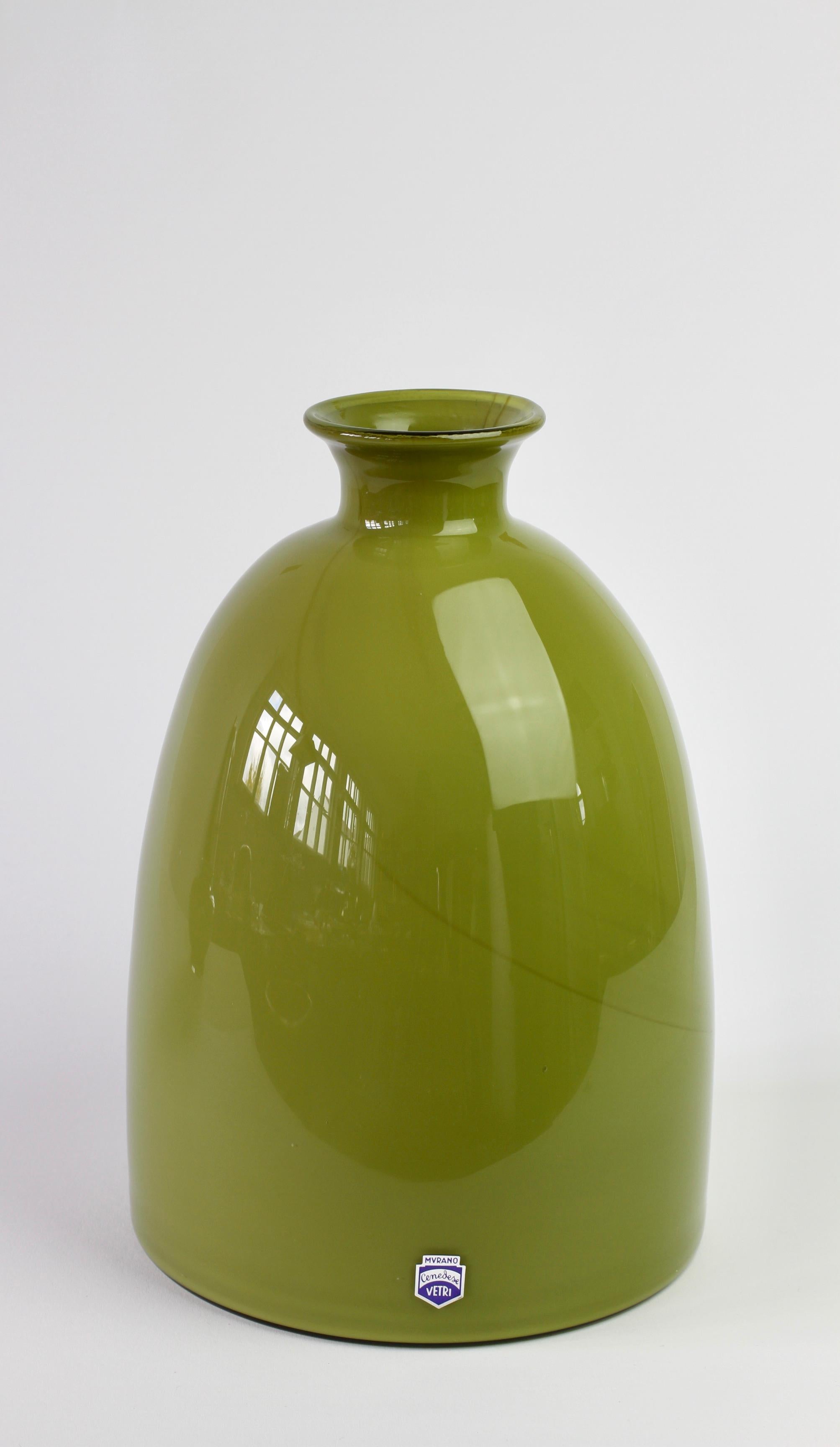 Vase ou récipient en verre de Murano vintage du milieu du siècle dernier, fabriqué en Italie, vers 1970-1990, de couleur vert pomme ou vert mousse. La forme est particulièrement frappante, car elle présente les caractéristiques d'une poterie tournée