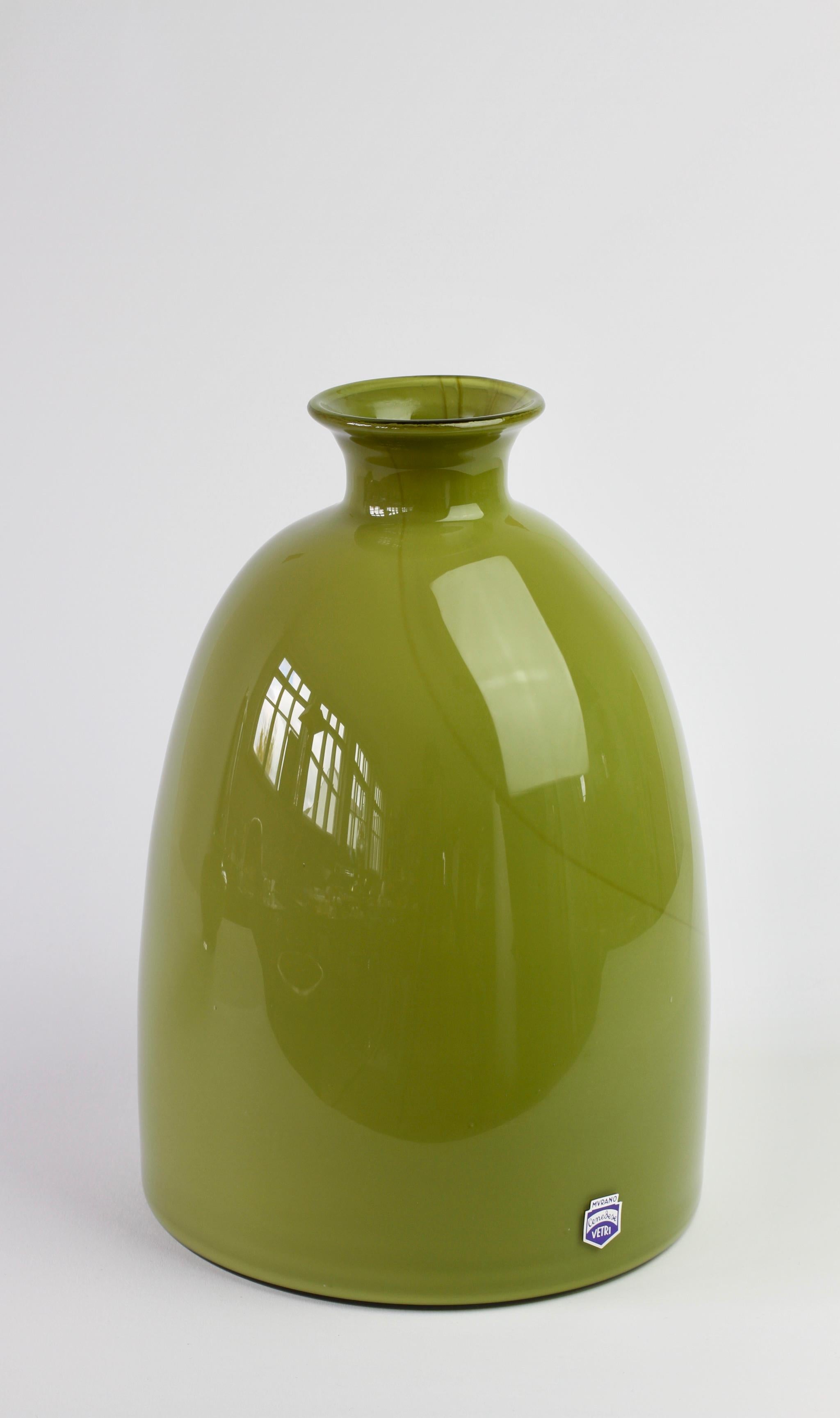 Mid-Century Modern Vase ou récipient en verre de Murano vintage vert mousse Cenedese, Italie, milieu du siècle dernier en vente