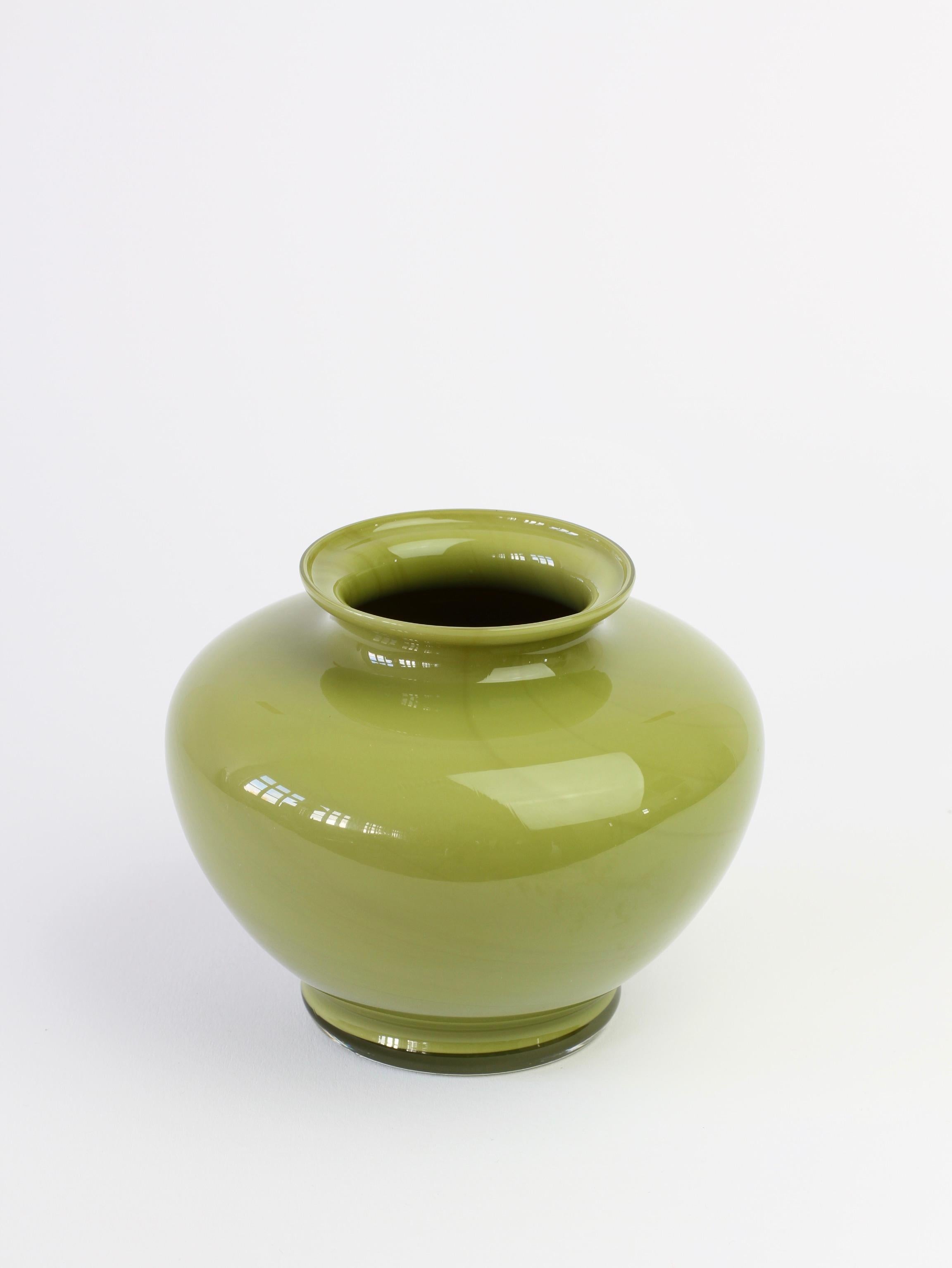 italien Vase ou récipient en verre de Murano vintage vert mousse Cenedese, Italie, milieu du siècle dernier en vente
