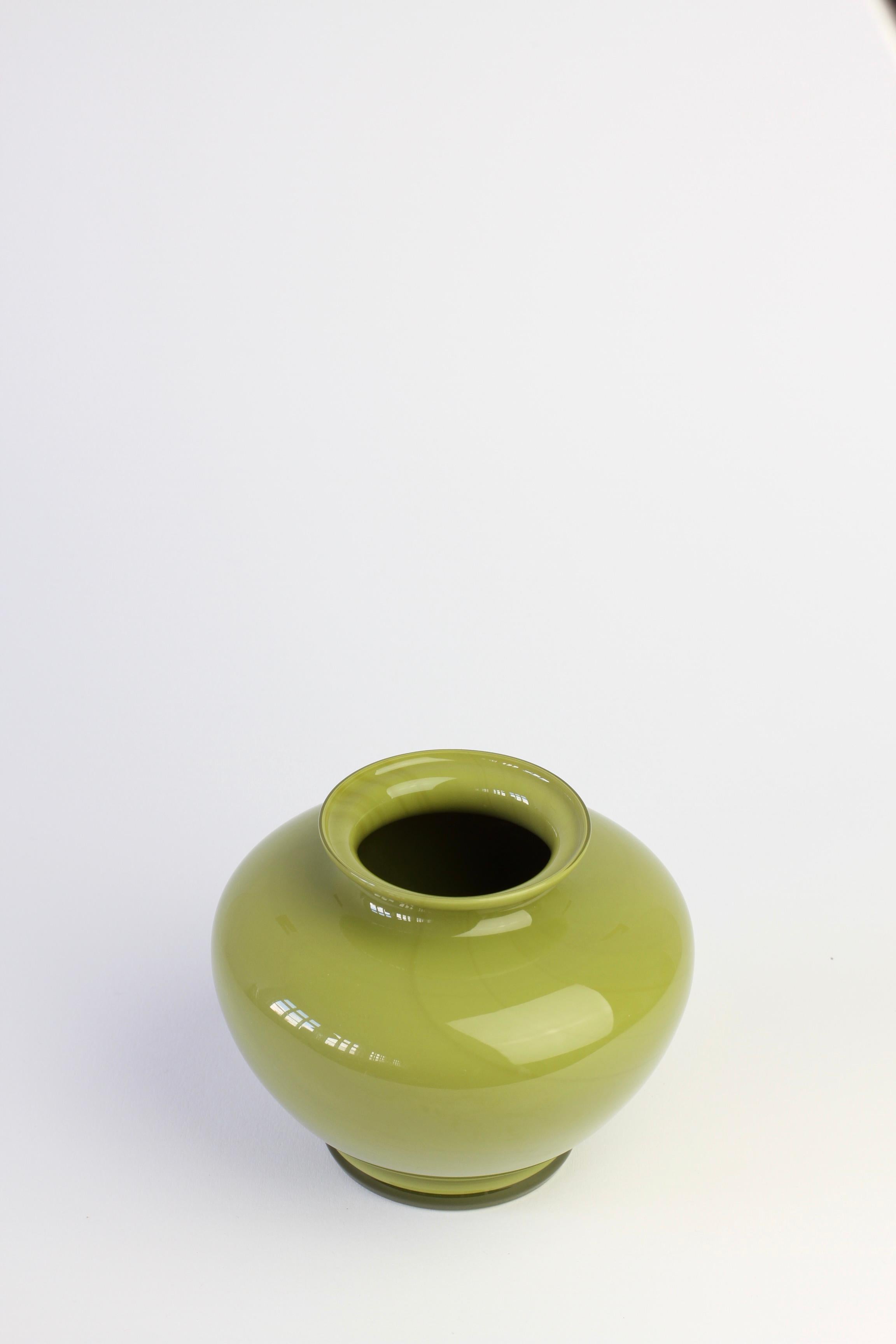 Vase ou récipient en verre de Murano vintage vert mousse Cenedese, Italie, milieu du siècle dernier Excellent état - En vente à Landau an der Isar, Bayern