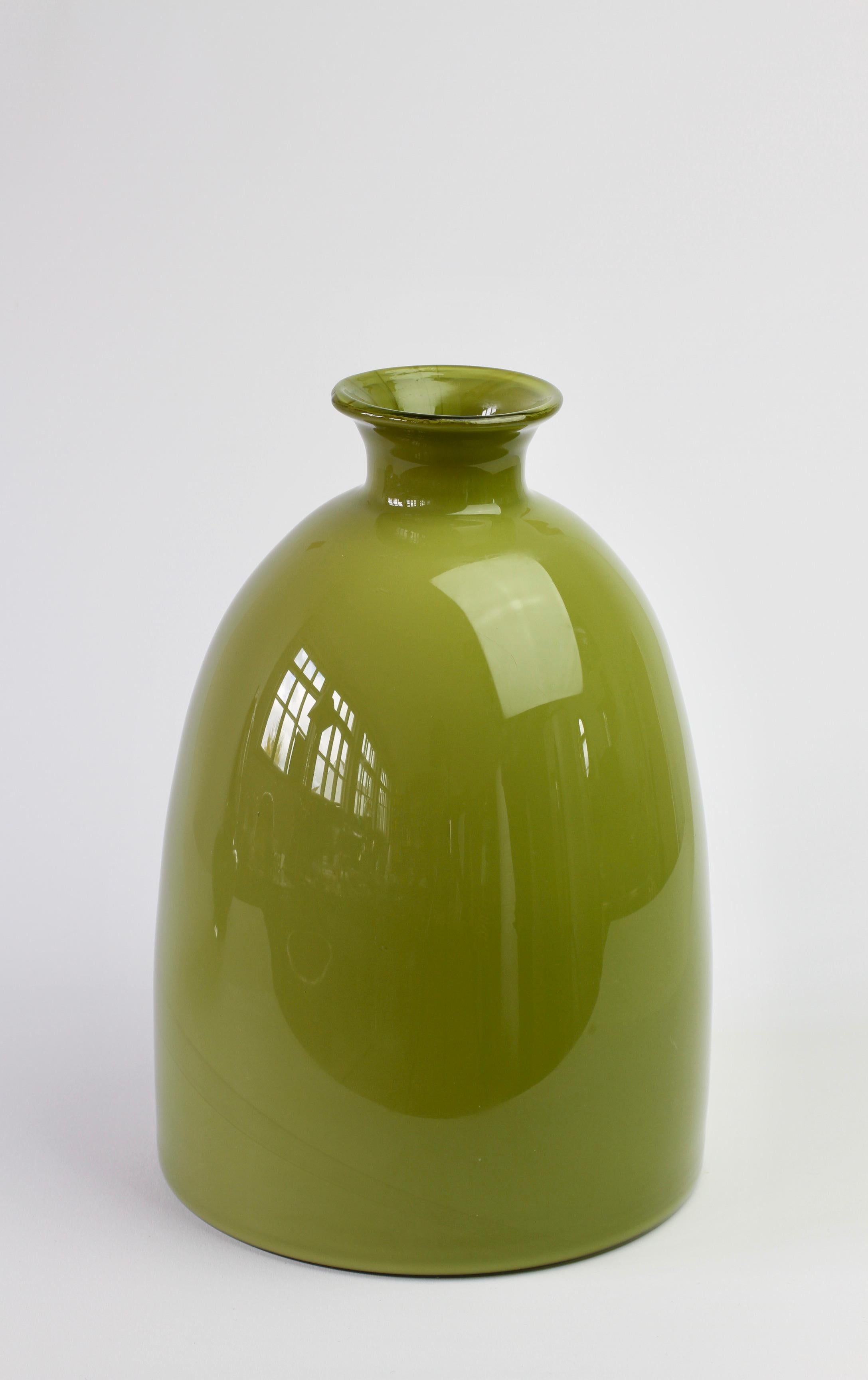 Cenedese Moss Green Vintage Midcentury Italian Murano Glass Vase or Vessel In Good Condition For Sale In Landau an der Isar, Bayern