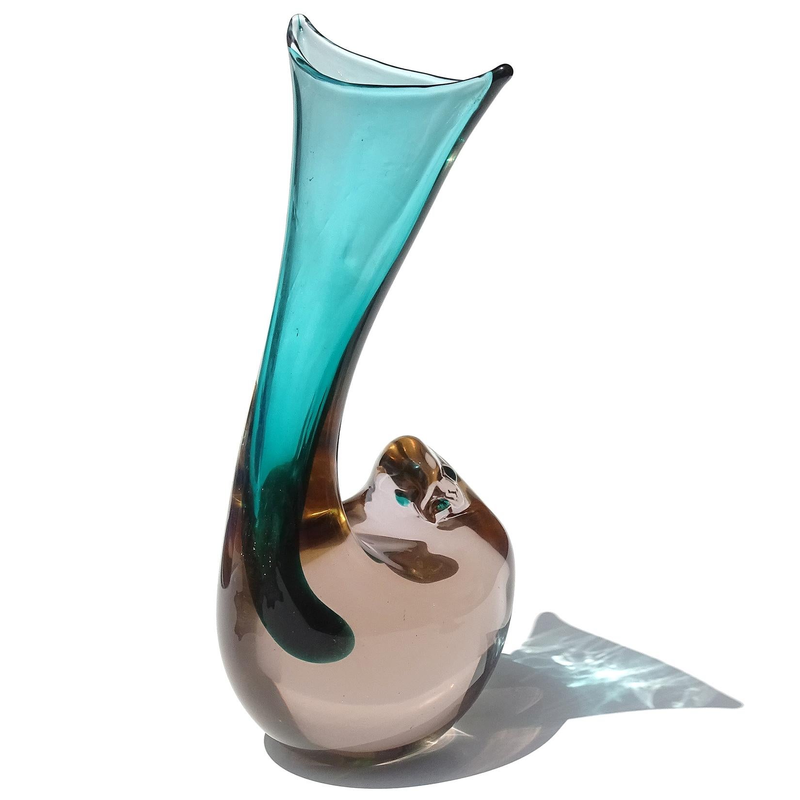 Beautiful vintage Murano hand blown Sommerso green and champagne color Italian art glass sculptural bird flower vase. Documented to designer Antonio da Ros, for Vetreria Gino Cenedese, circa 1961. Published (see last photo). The piece is made with