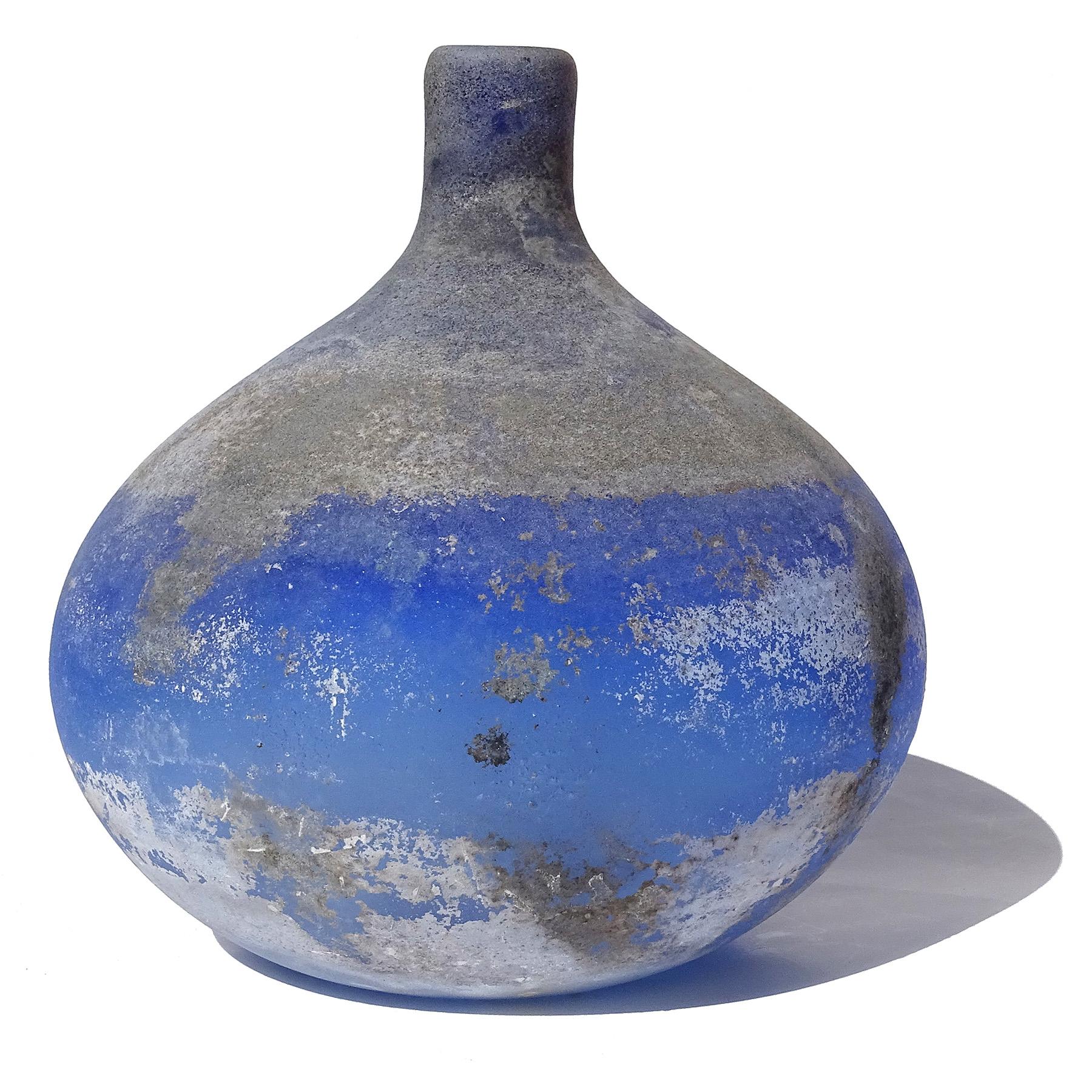 Bellissimo e insolito vaso vintage di Murano soffiato a mano di un ricco blu cobalto con superficie scavata. Il pezzo è documentato dall'azienda Cenedese, con etichette e firma sul fondo. Attribuito al disegnatore Antonio Da Ros. La firma riporta la