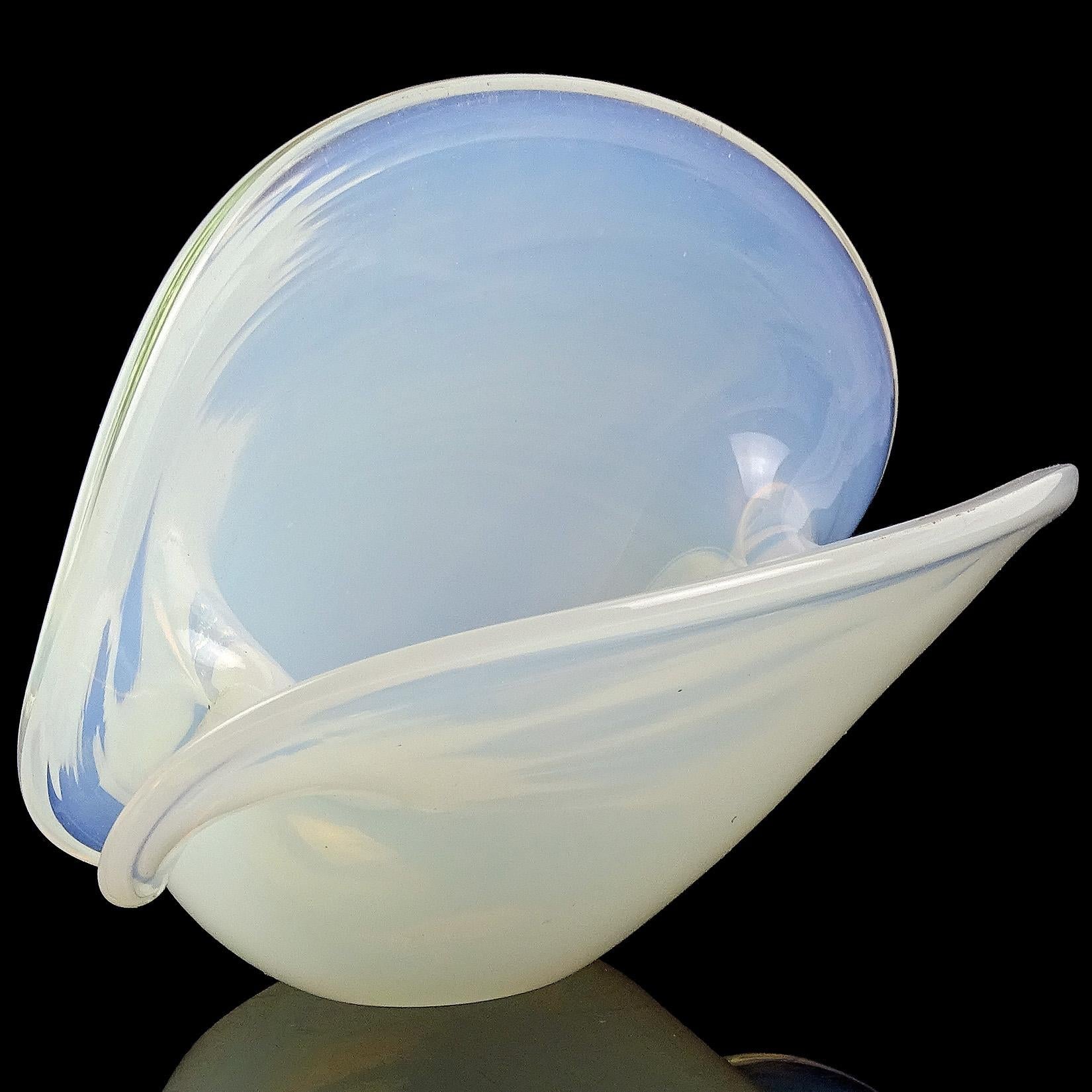 Cenedese Murano Double Position White Opal Italian Art Glass Conch Shell Vase In Good Condition In Kissimmee, FL