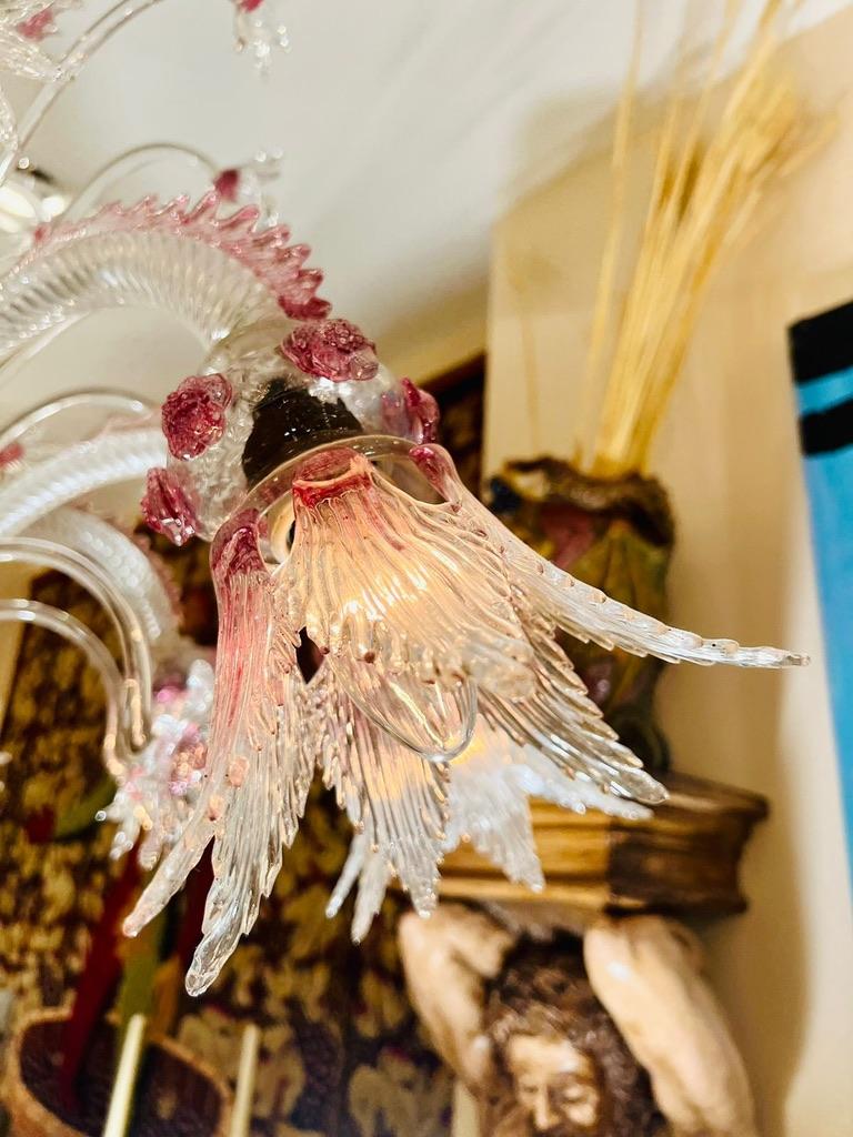 Italiano Lampadario in vetro di Murano rosa con fiori circa 1940 in vendita
