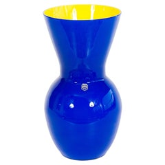 Jarrón en forma de reloj de arena de cristal de Murano de Cenedese, en azul cobalto y amarillo, década de los 80