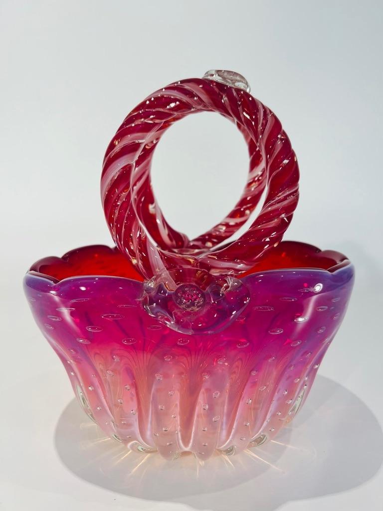 Incroyable panier en verre rose de Murano de Cenedese, circa 1950.