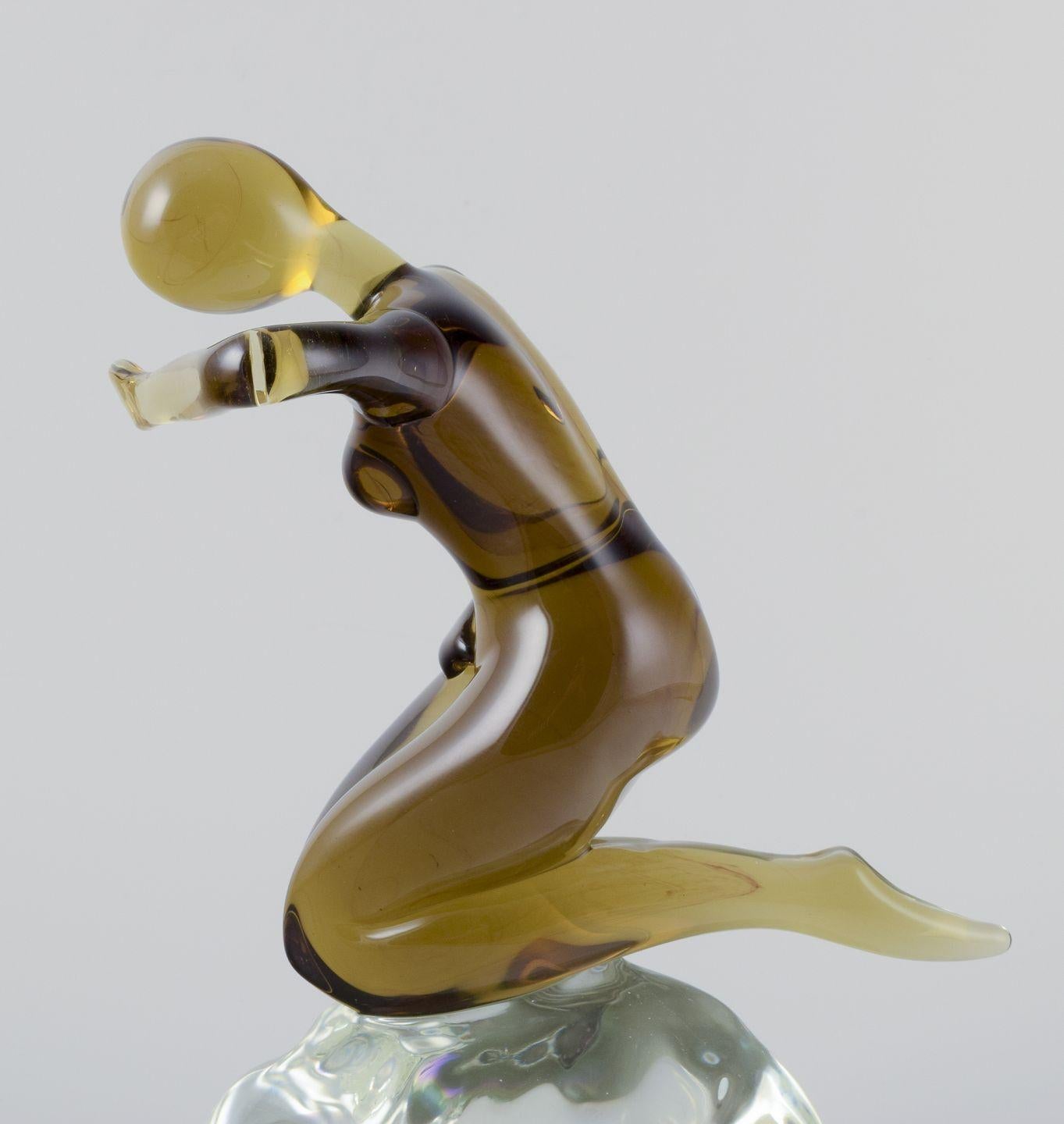 Moderno Cenedese, Murano, Italia. Grande scultura in vetro artistico. Donna nuda su roccia. in vendita