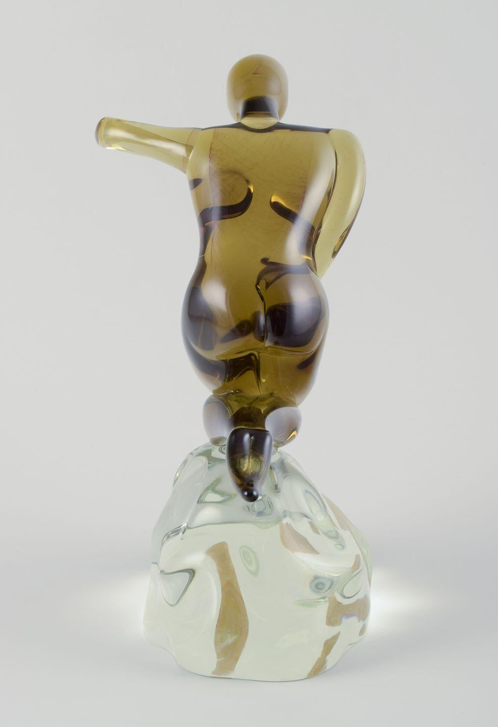 Italiano Cenedese, Murano, Italia. Grande scultura in vetro artistico. Donna nuda su roccia. in vendita