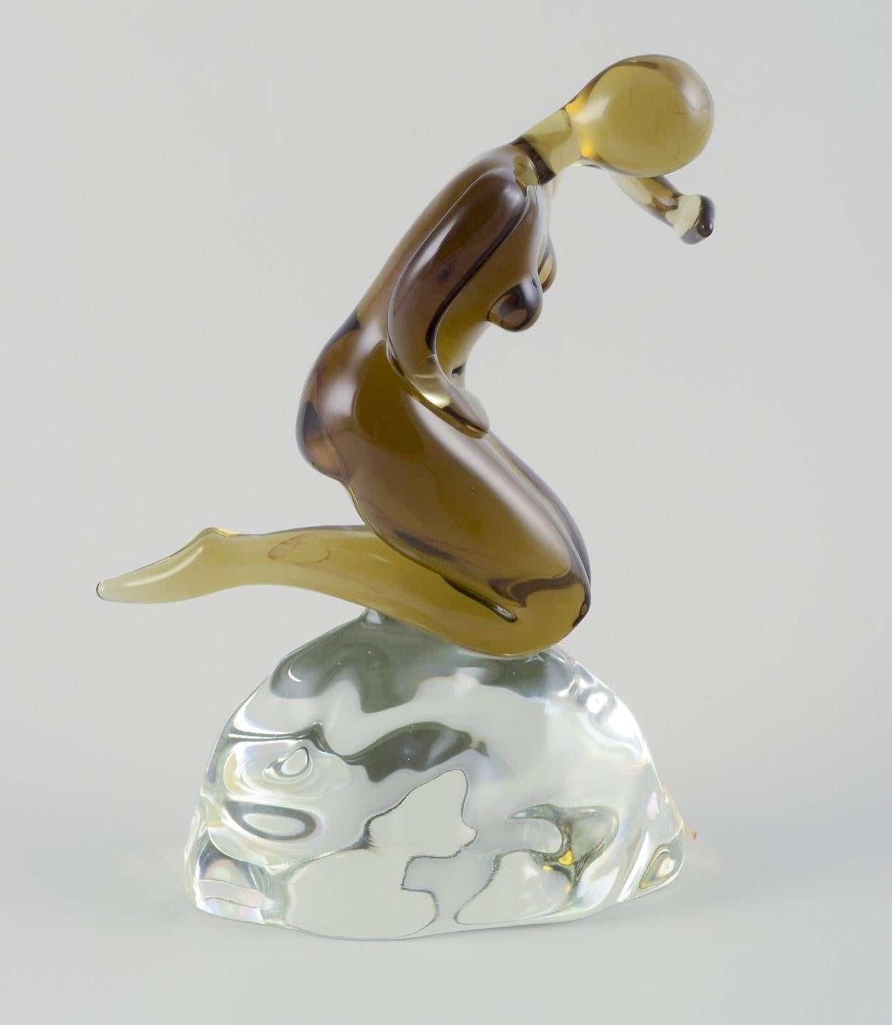 Cenedese, Murano, Italia. Grande scultura in vetro artistico. Donna nuda su roccia. In condizioni ottime in vendita a København, Copenhagen