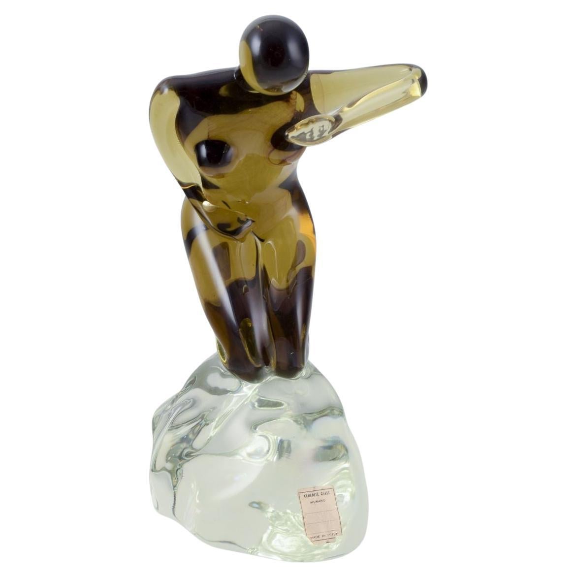Cenedese, Murano, Italia. Grande scultura in vetro artistico. Donna nuda su roccia.