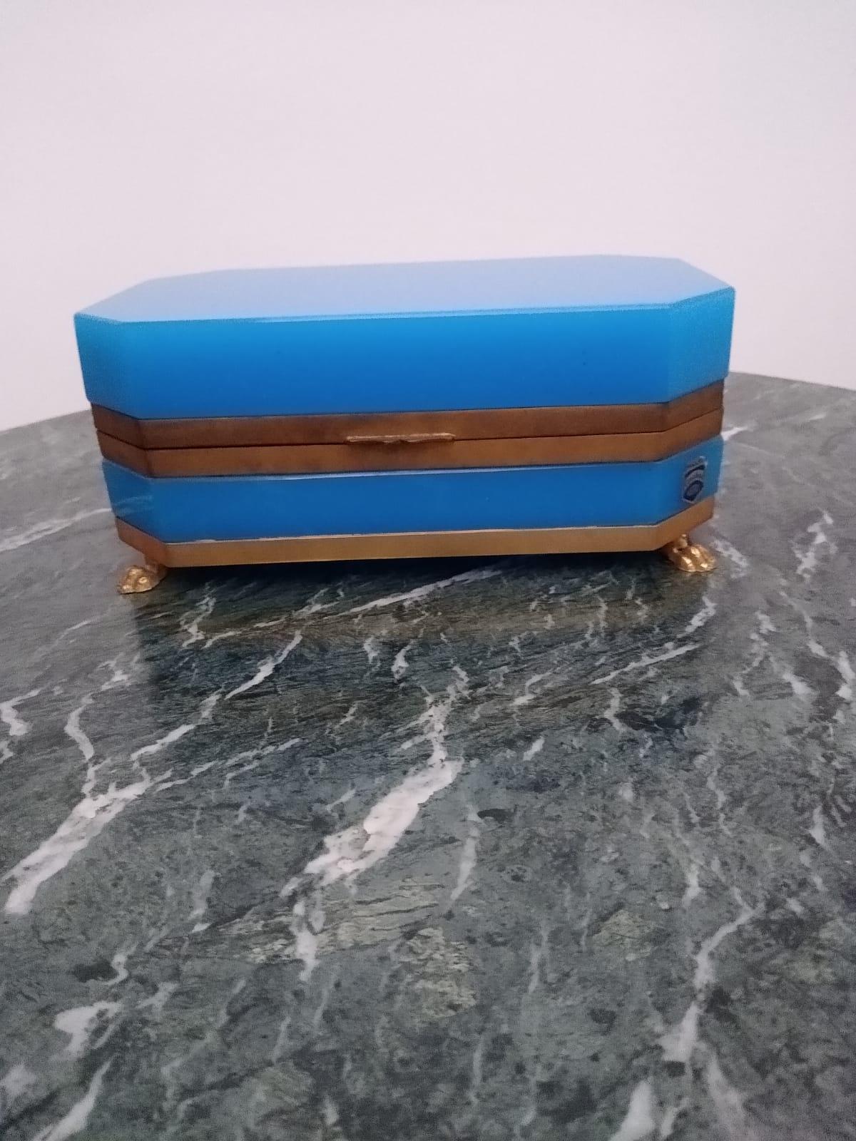 Murano-Schmuckkästchen von Giovanni Cenedese.
Das Label ist noch auf der Schachtel: Murano Cenedese Vetri.
Dieses wunderschöne Schmuckkästchen präsentiert blaues Murano-Glas, vergoldete Metallbänder auf dem Boden sowie zwei Bänder auf dem Deckel und