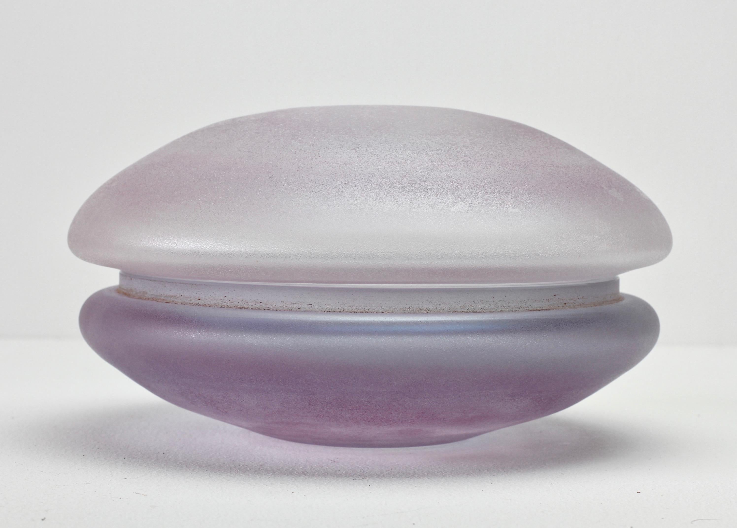 Cenedese Vintage Murano Lilac Colored Lidded Frosted Glass UFO Bowl or Dish In Good Condition In Landau an der Isar, Bayern
