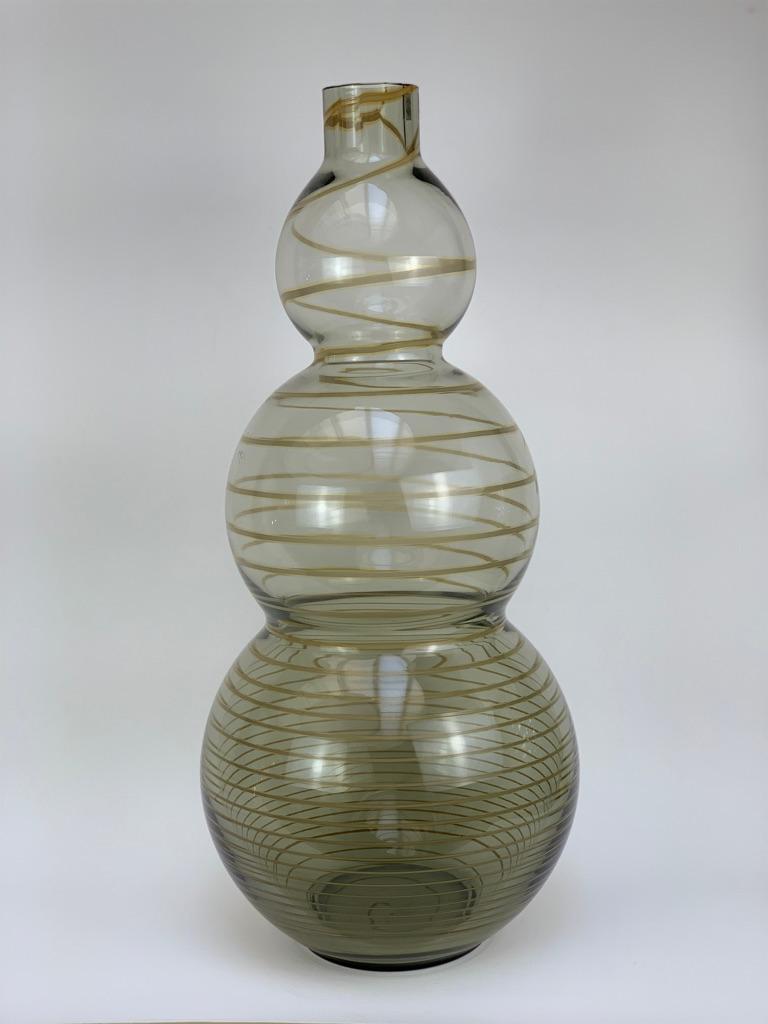 Large Murano glass gray vase with a trefoil shape blown with a spiral in slightly iridescent contrast, this vase signed with a stamp from the Cenedese Manufacture was made in the early 1960s. 
 