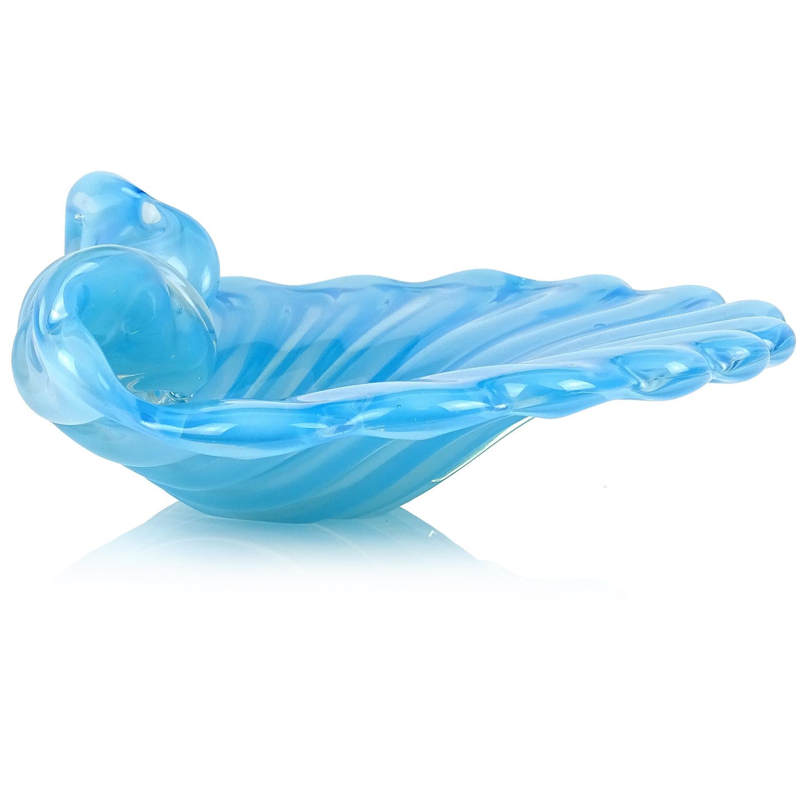 Mid-Century Modern Cenedese Murano Opalescent Blue White Italian Art Glass Fan Conch Seashell Bowl (bol à coquillages) en vente