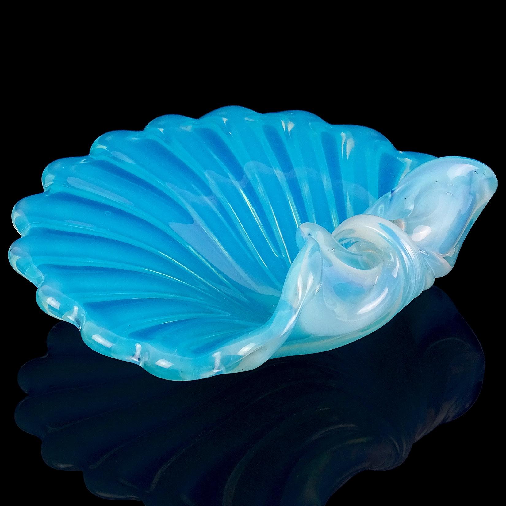 italien Cenedese Murano Opalescent Blue White Italian Art Glass Fan Conch Seashell Bowl (bol à coquillages) en vente