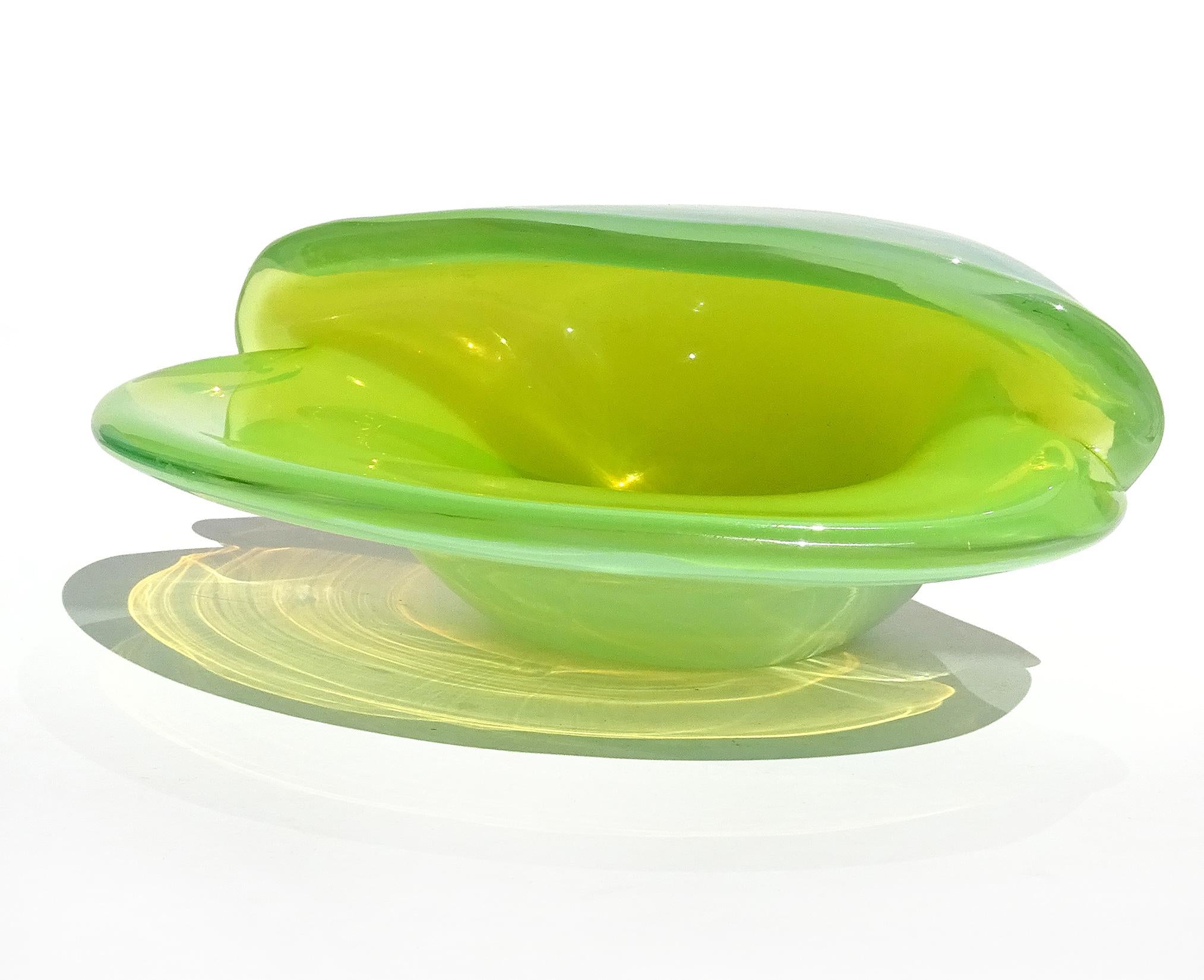 Cenedese Murano Opalescent Green White Italian Art Glass Clam Seashell Bowl In Good Condition In Kissimmee, FL
