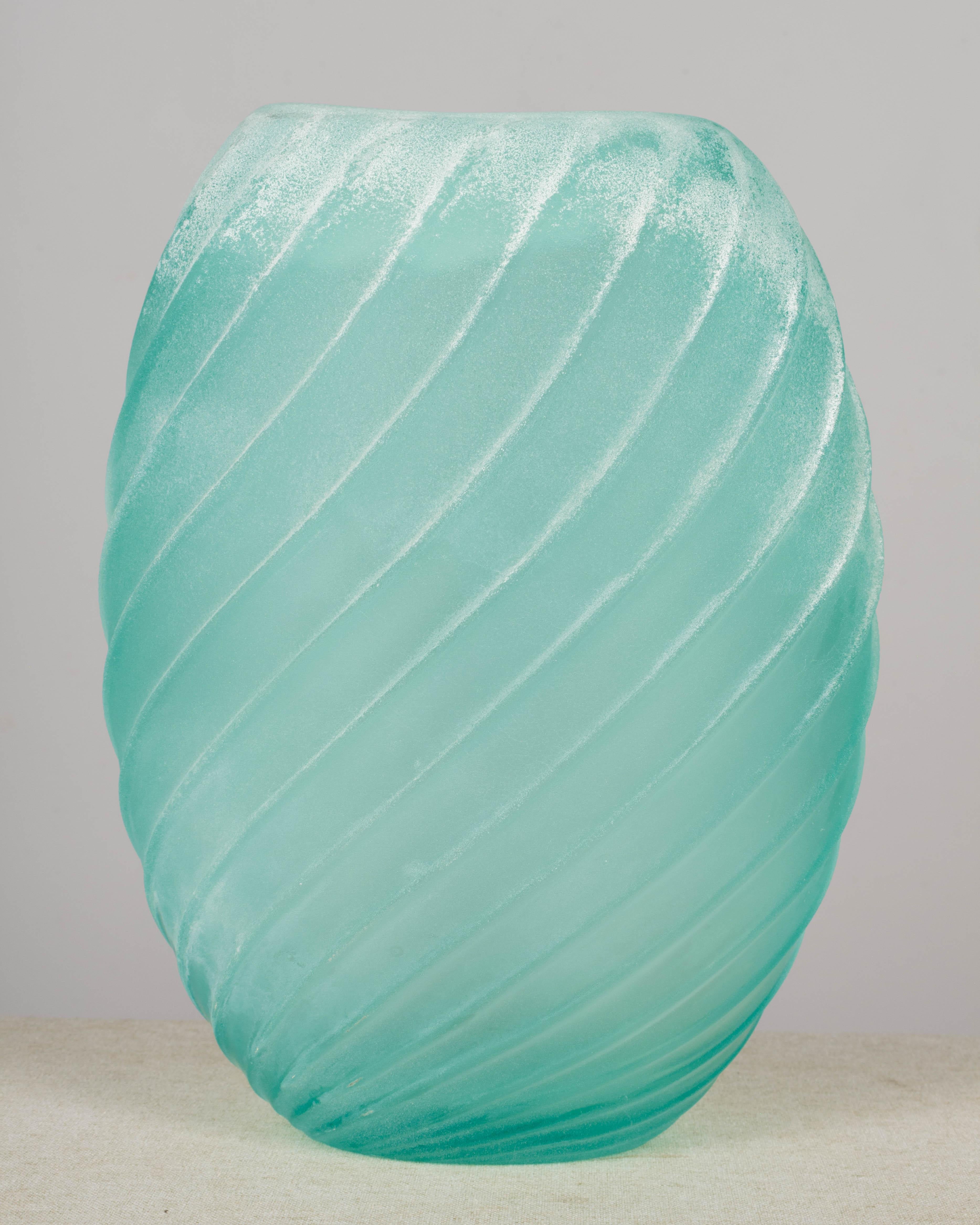 Grande vaso in vetro di Murano Scavo di Gino Cenedese con forma ovale e rientranza a volute. Il colore è un bellissimo verde acqua o verde acqua e la consistenza è ruvida. Lo scavo è una tecnica utilizzata per creare un effetto simile a quello degli