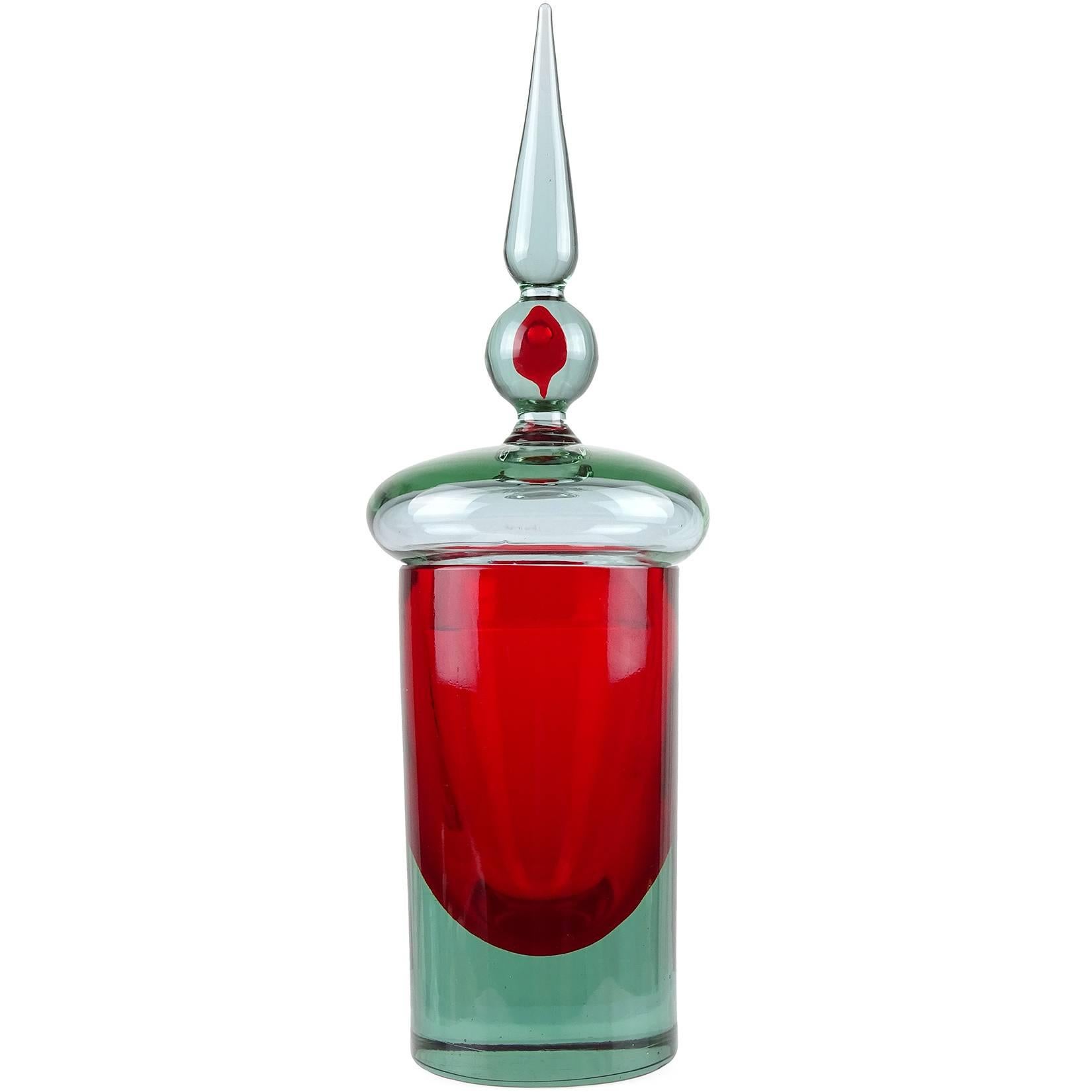 Beautiful large, vintage Murano hand blown Sommerso red and light blue / purple “Alexandrite” Italian art glass rocket shaped container / jar. Attributed to designer Antonio da Ros, for the Cenedese company. Made with Neodymium glass, which changes