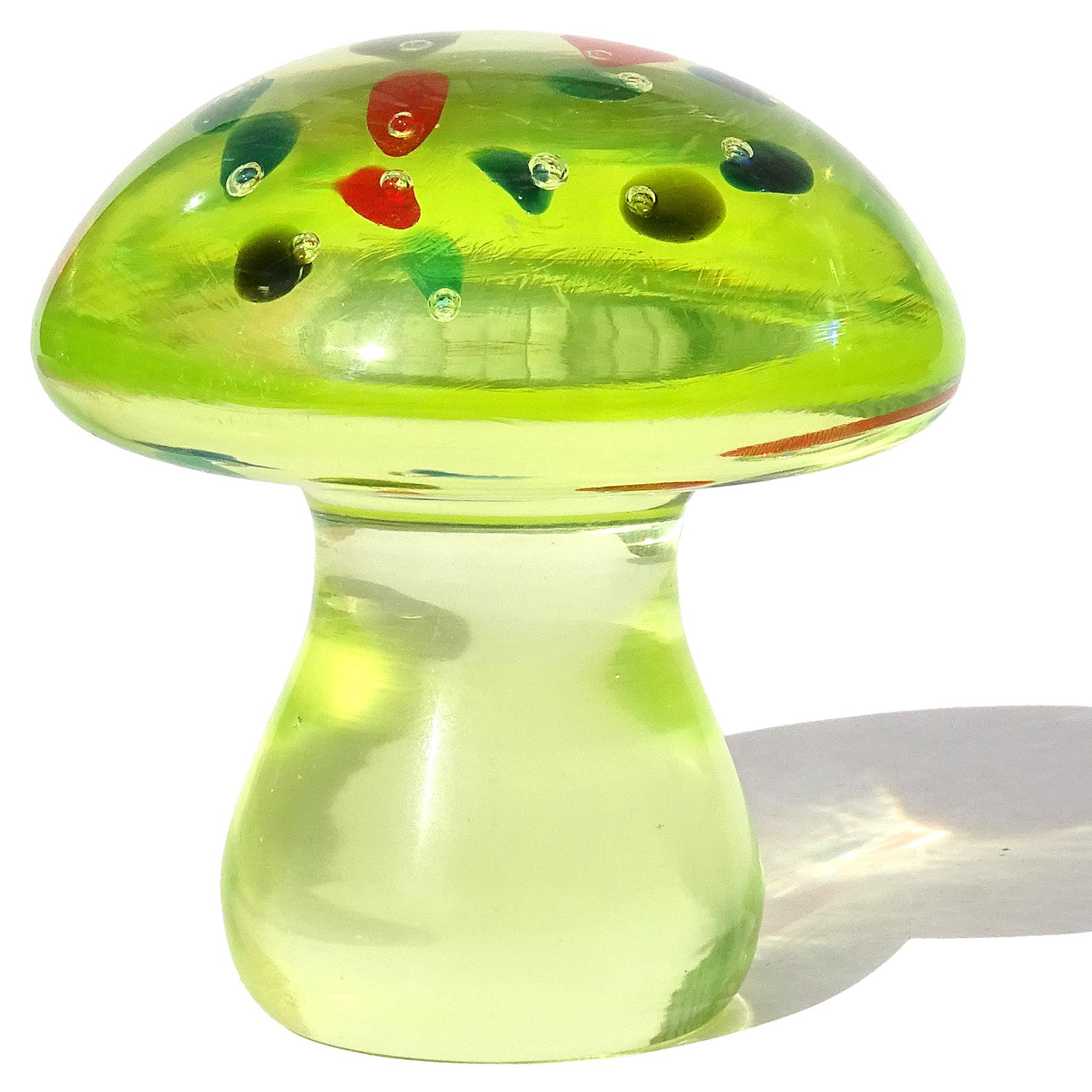 By Vintage Murano hand blown Sommerso light green, with multicolor spots Italian art glass mushroom / toadstool paperweight. Documenté à la société Cenedese. Le chapeau du champignon contient des bulles flottantes contrôlées, qui sont entourées de