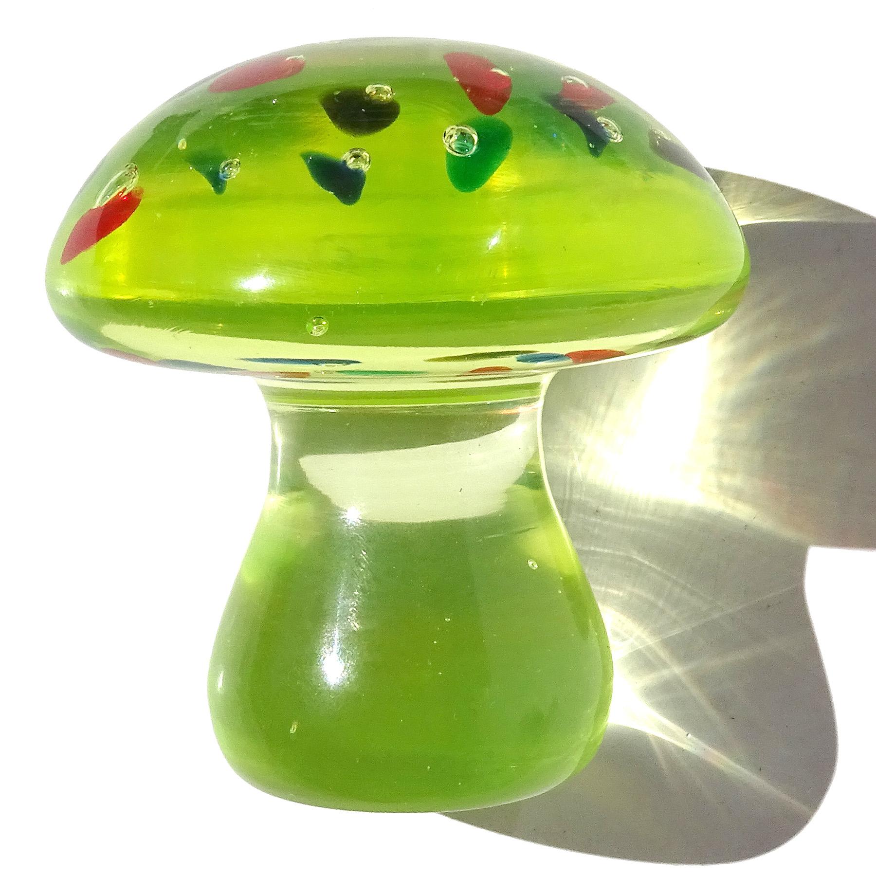 italien Cenedese Murano Sommerso Presse-papier champignon en verre d'art vert uranium brillant en vente