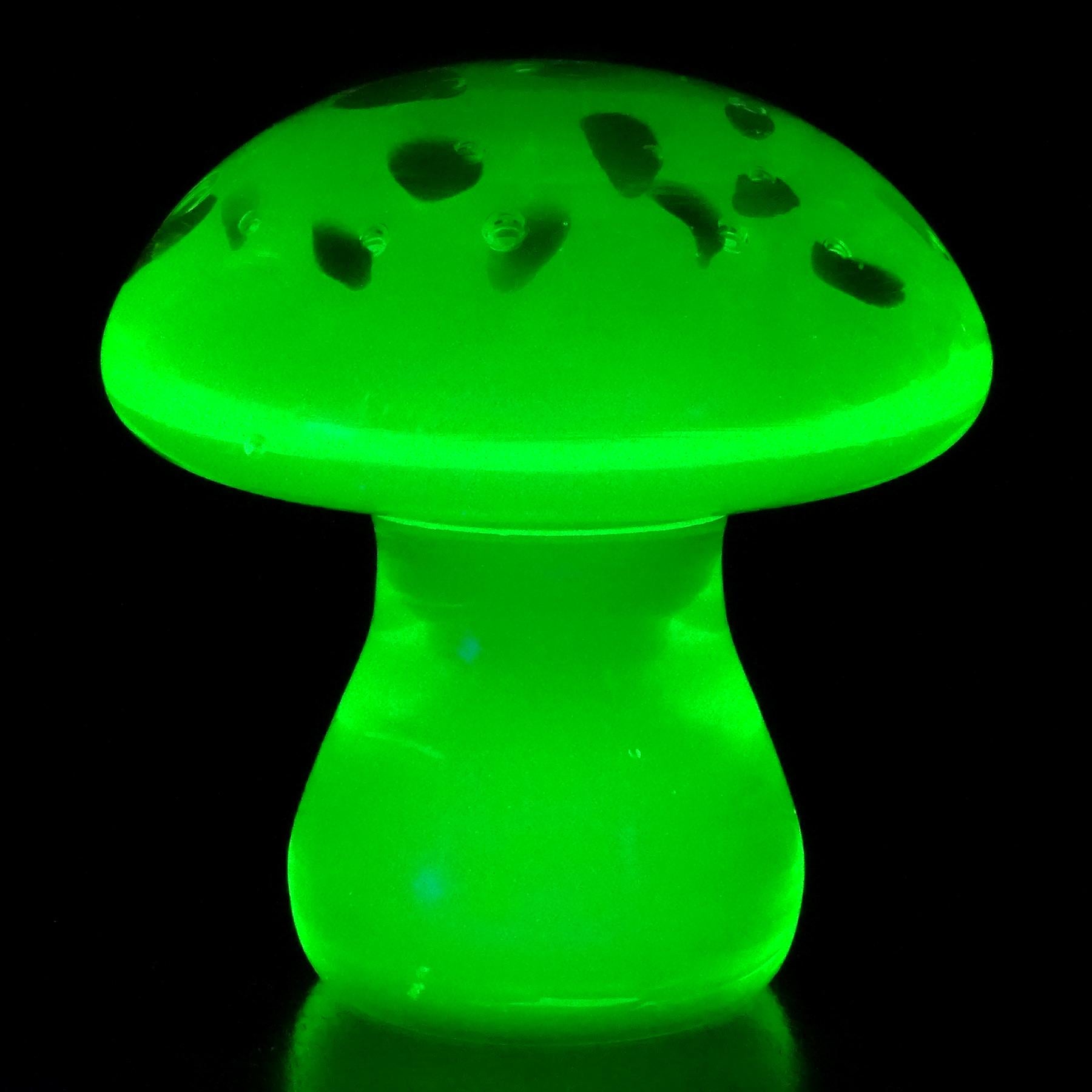 Mid-Century Modern Cenedese Murano Sommerso Glowing Uranium Green Art Glass Mushroom Paperweight For Sale