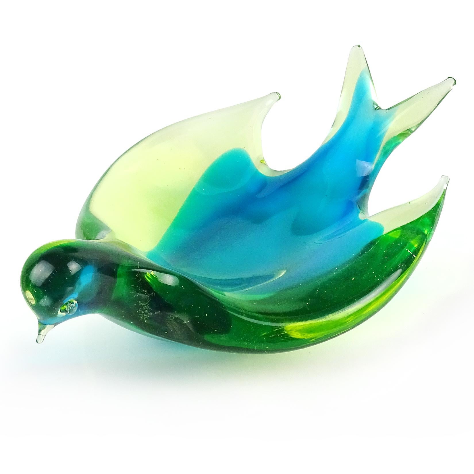 Beautiful, vintage Murano hand blown Sommerso glowing Uranium yellow over blue Italian art glass dove bird sculptural bowl. The bird is documented to the Cenedese company, and attributed to designer Antonio da Ros. Looks like a 