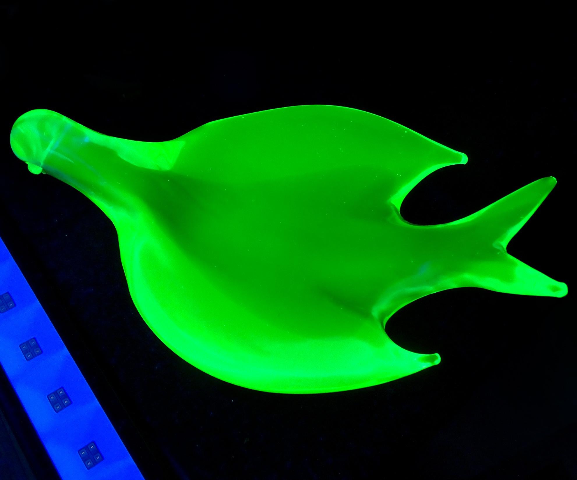 Italienische Vogelschale aus Murano Sommerso-Kunstglas in Uraniumblau, Gelb und Grün von Cenedese im Zustand „Gut“ im Angebot in Kissimmee, FL