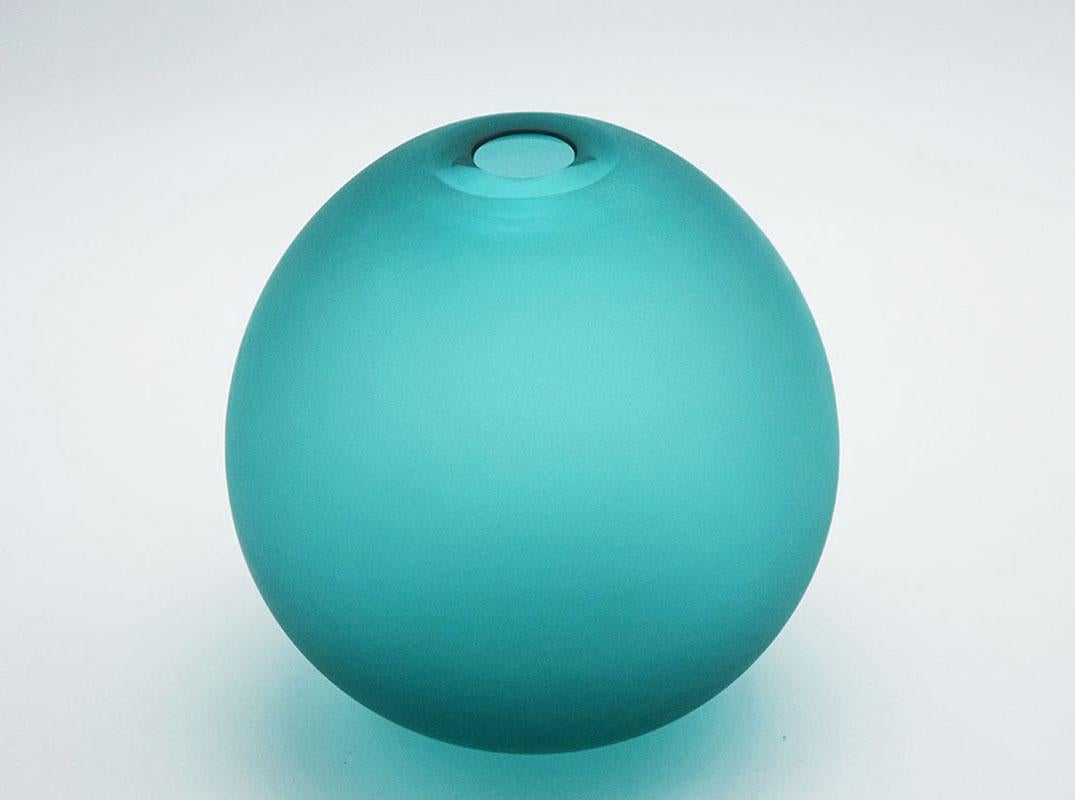 Vaso prodotto da Cenedese Murano anni '70.
Vaso sferico con superficie opaca trattata con acido e bocca smerigliata.
Firma incisa sul fondo.
In ottime condizioni.